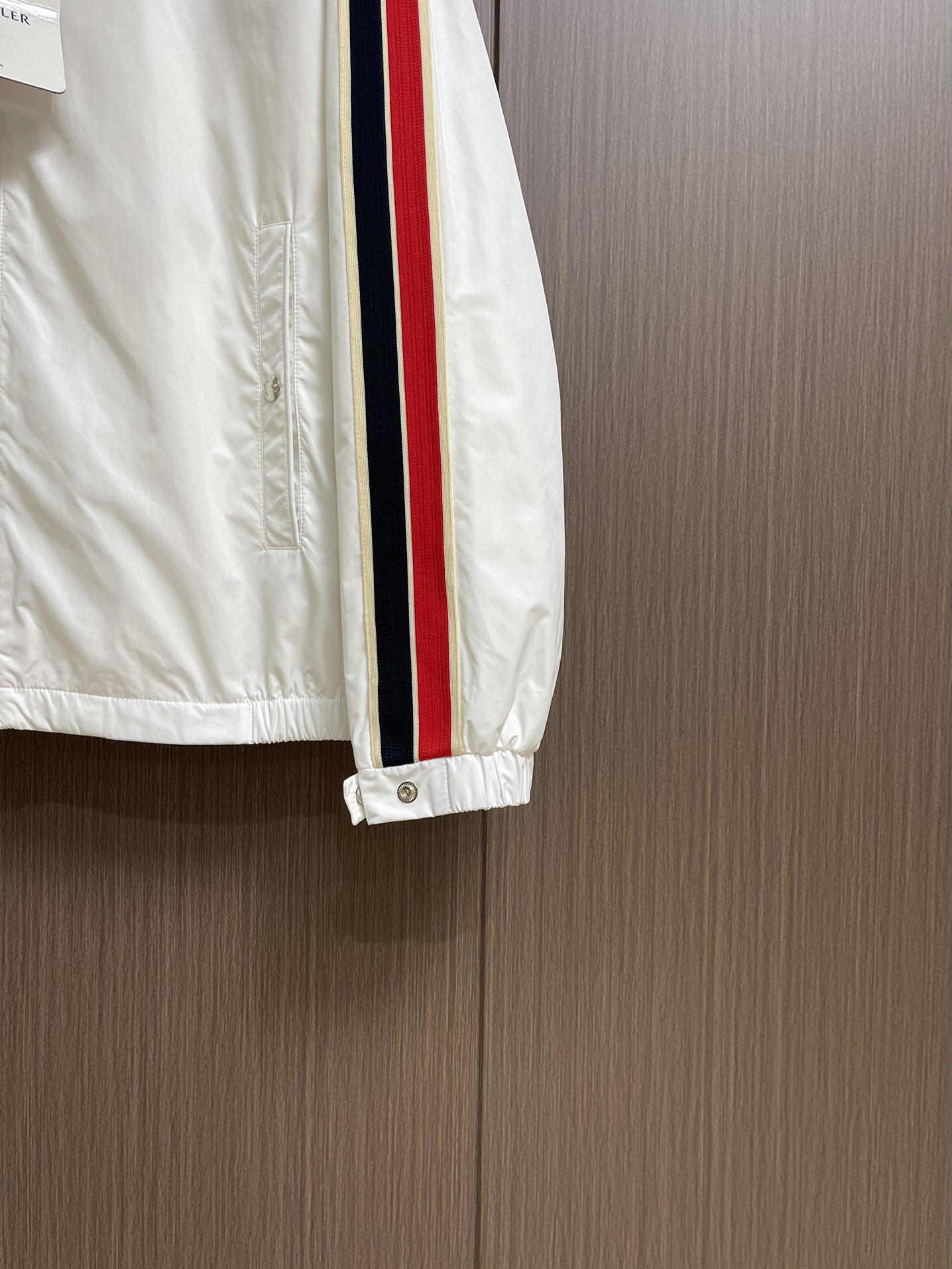 
Moncler 2025SS早秋侧边拼色织带设计连帽夹克外套，织物布面光洁细腻，呈现出细密的肌理和微光