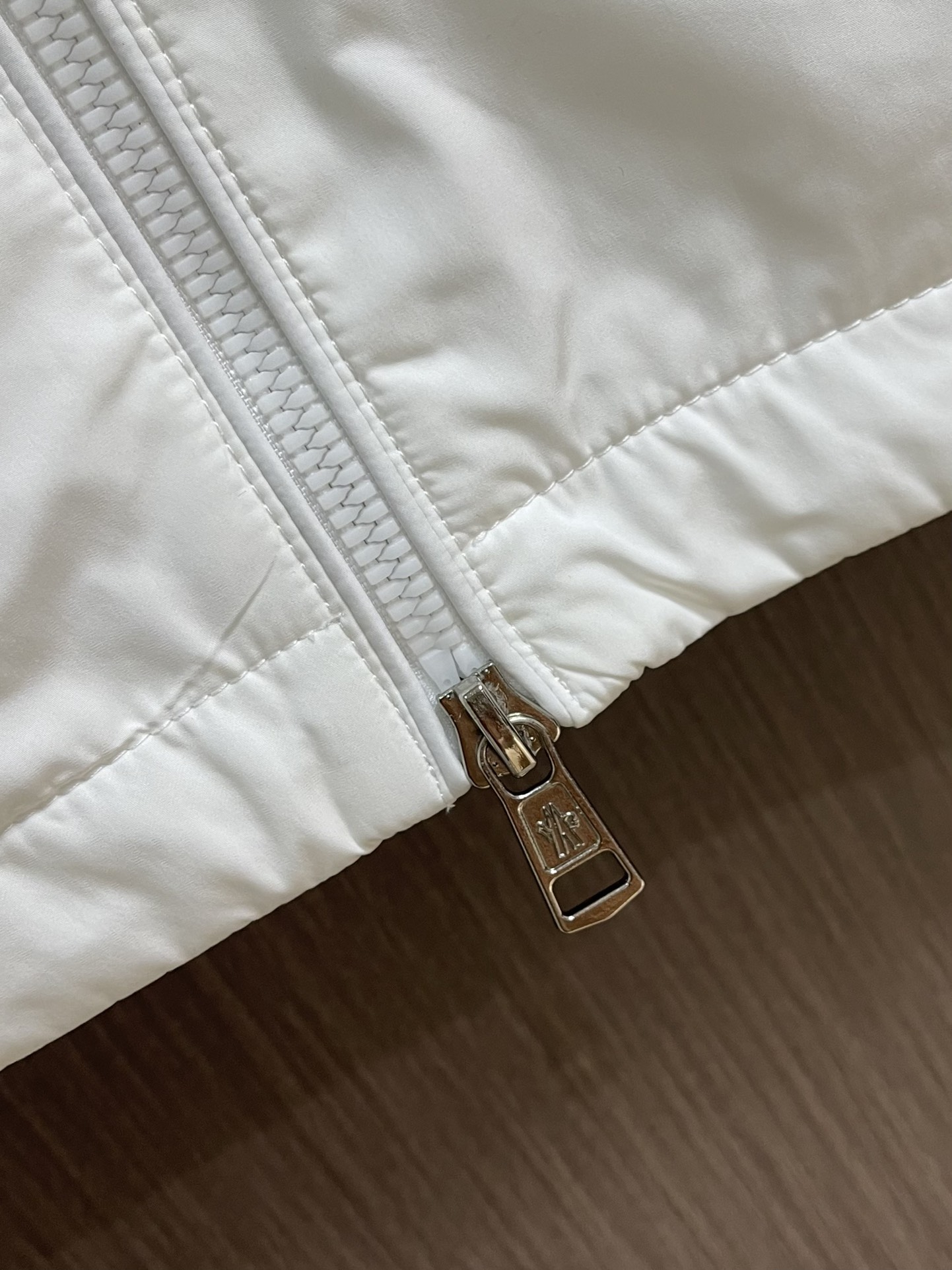 
Moncler 2025SS早秋侧边拼色织带设计连帽夹克外套，织物布面光洁细腻，呈现出细密的肌理和微光