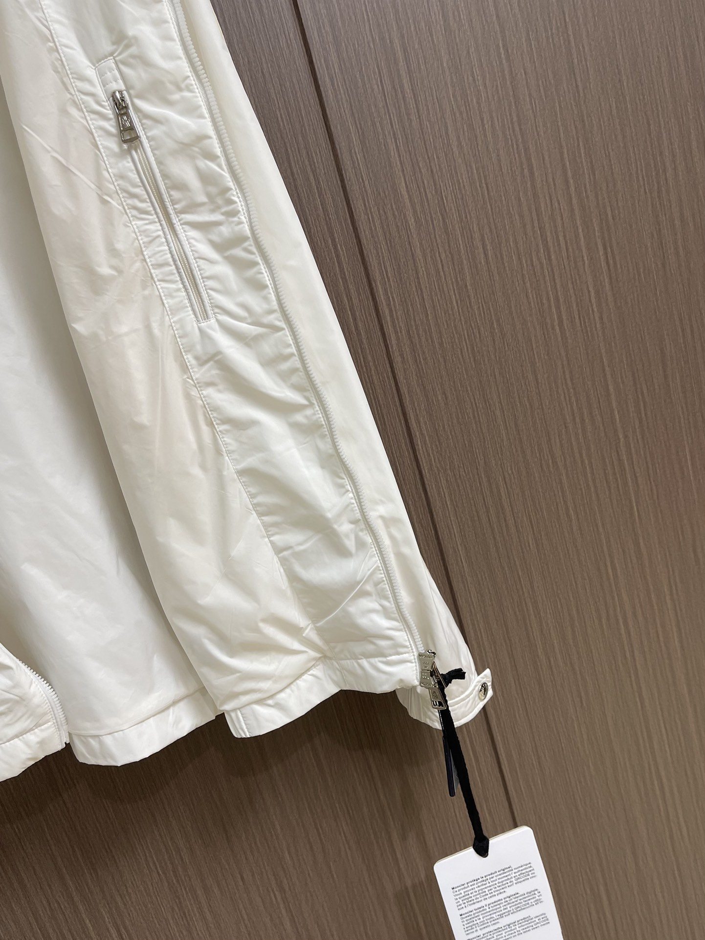 
Moncler 2025SS早秋侧边拼色织带设计连帽夹克外套，织物布面光洁细腻，呈现出细密的肌理和微光