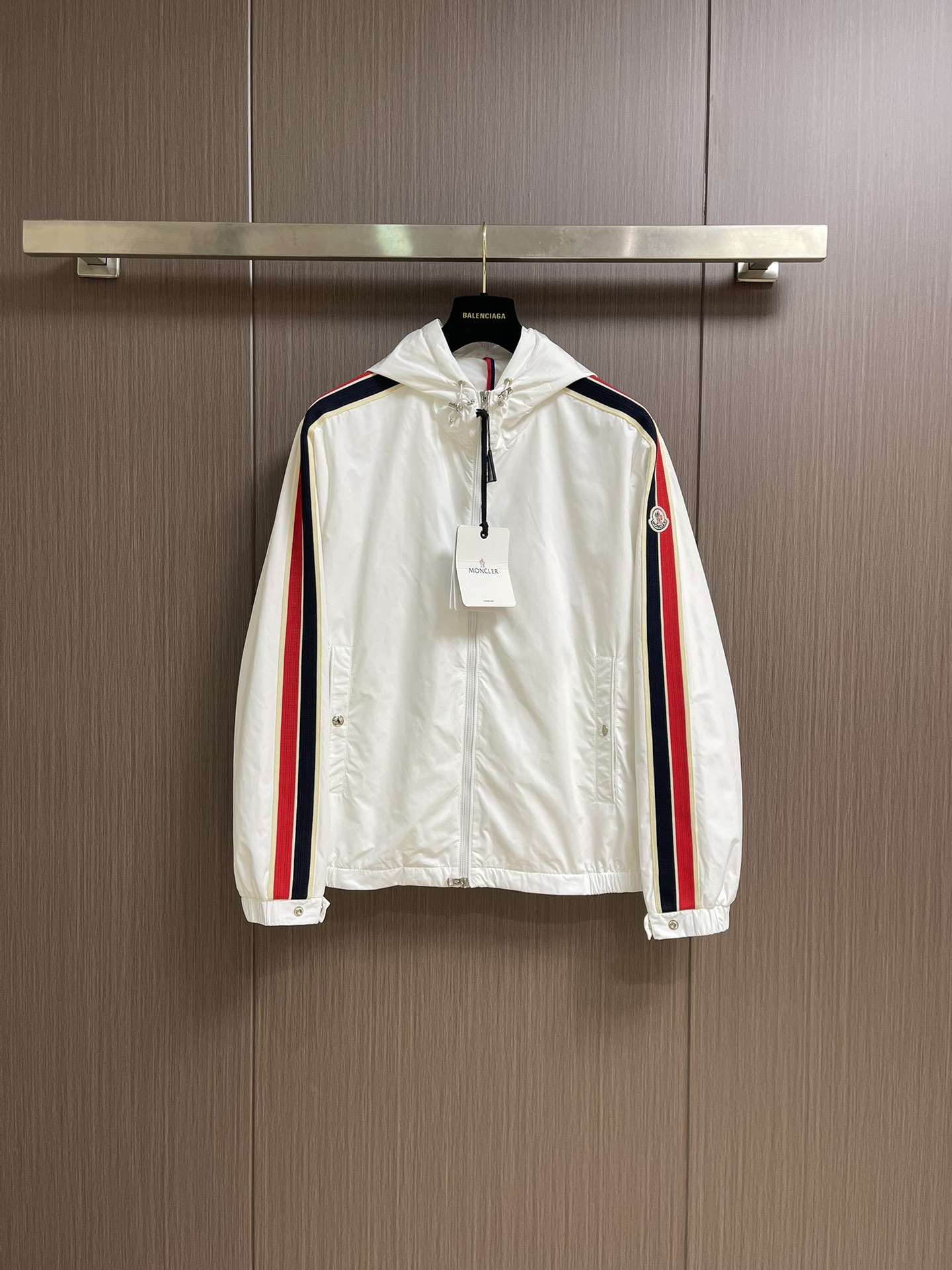 
Moncler 2025SS早秋侧边拼色织带设计连帽夹克外套，织物布面光洁细腻，呈现出细密的肌理和微光