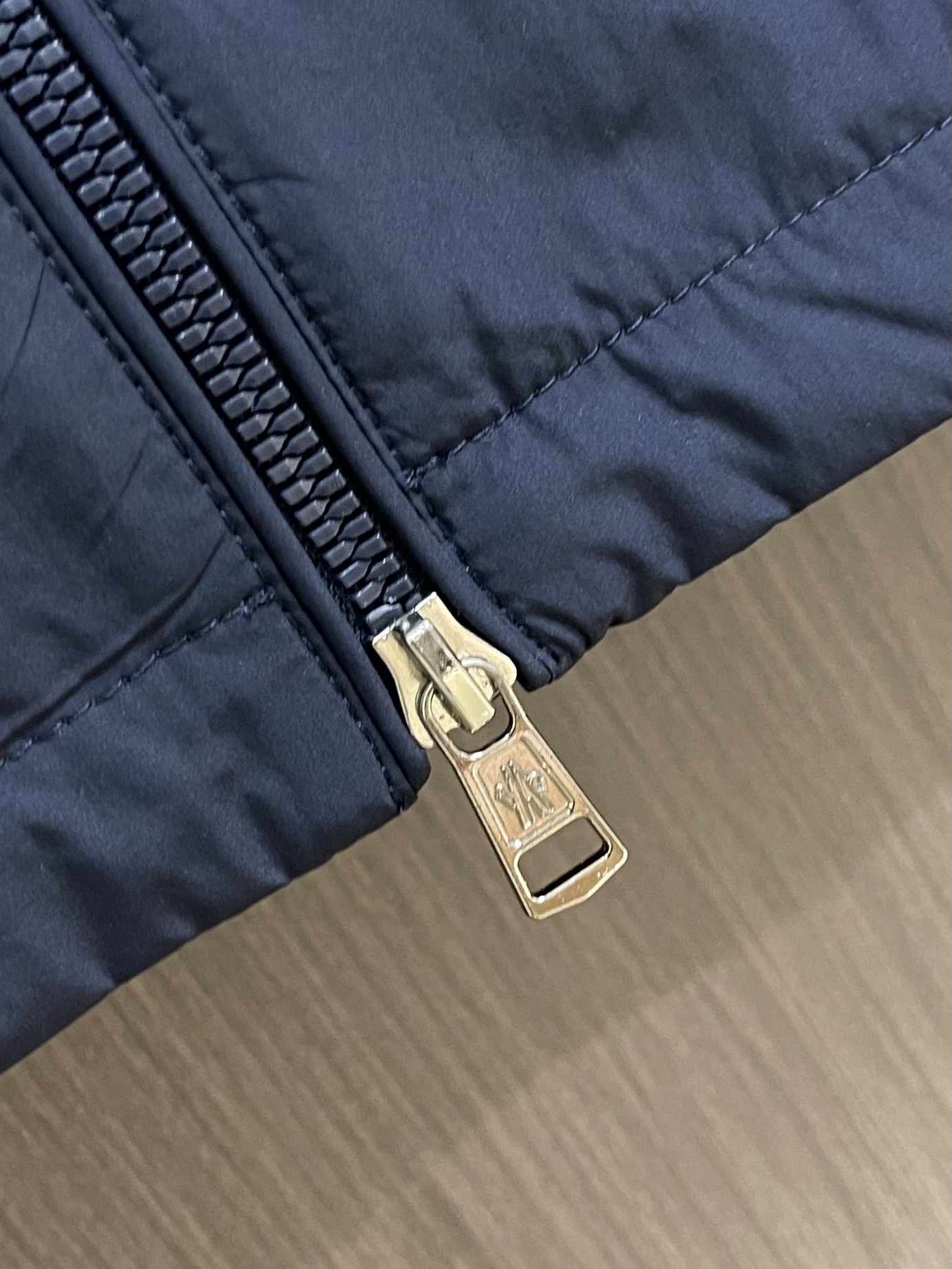 
Moncler 2025SS早秋侧边拼色织带设计连帽夹克外套，织物布面光洁细腻，呈现出细密的肌理和微光