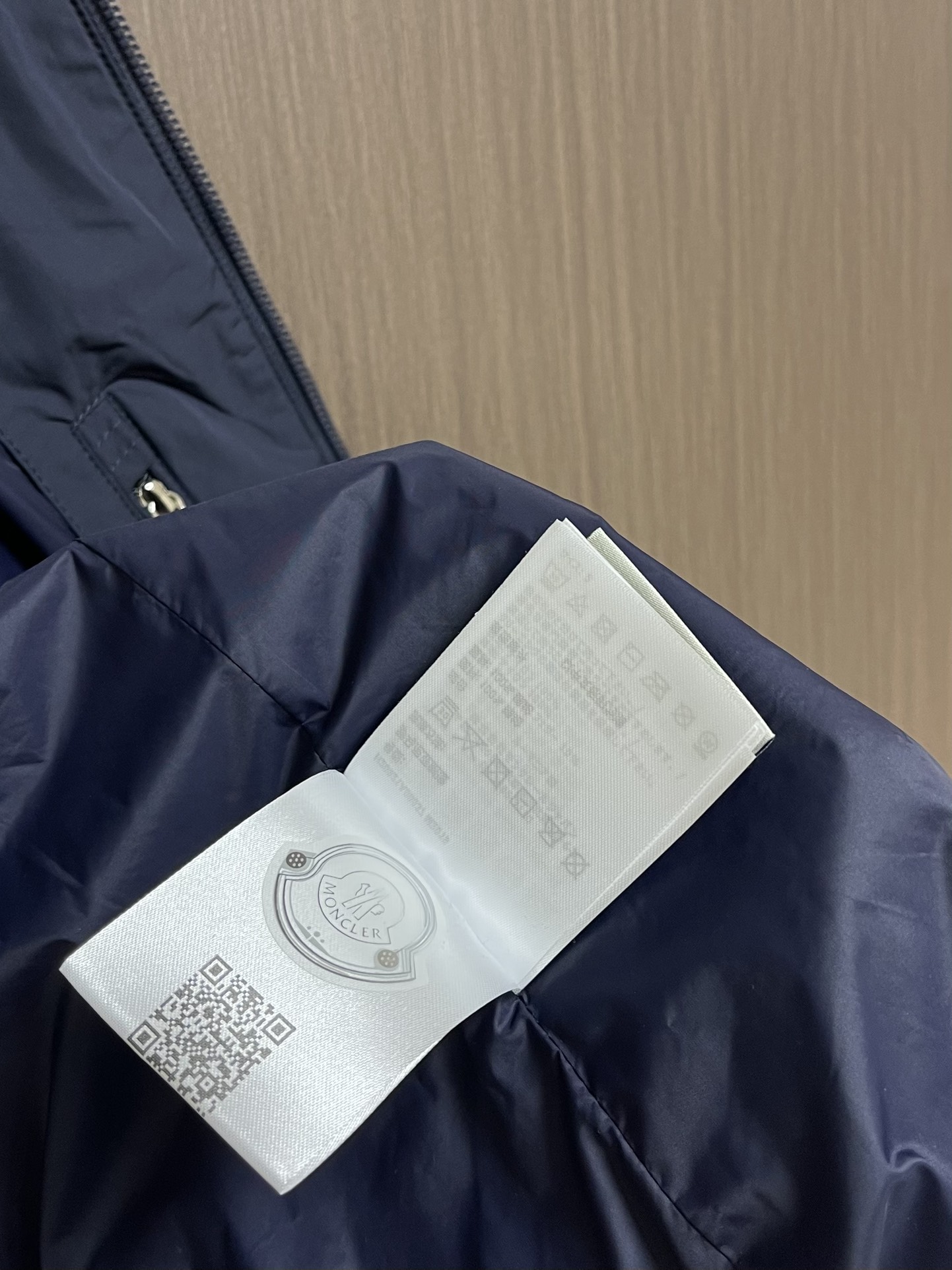 
Moncler 2025SS早秋侧边拼色织带设计连帽夹克外套，织物布面光洁细腻，呈现出细密的肌理和微光