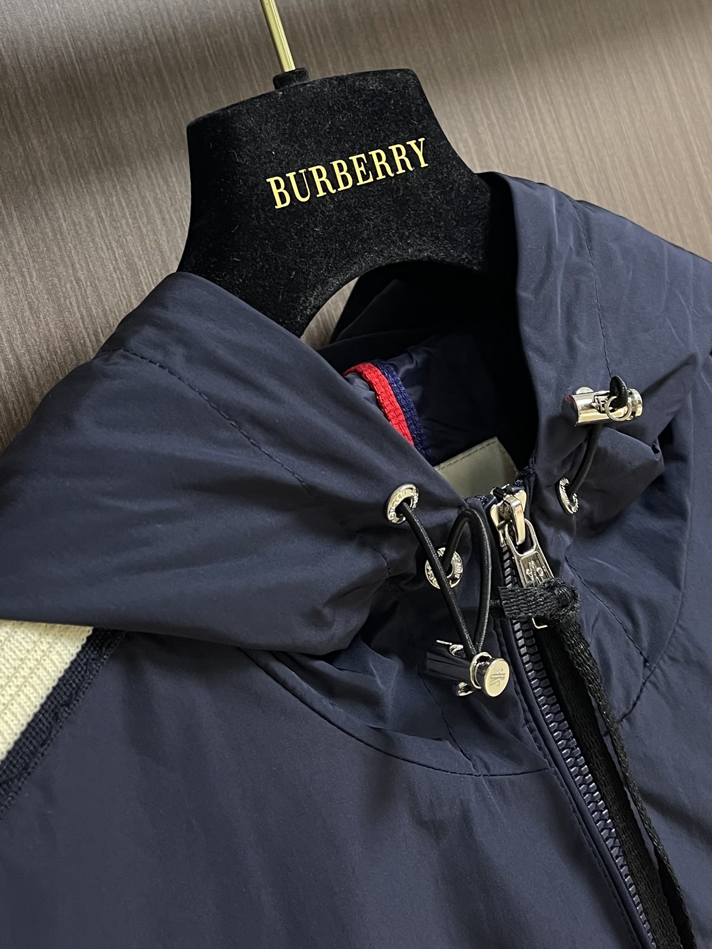 
Moncler 2025SS早秋侧边拼色织带设计连帽夹克外套，织物布面光洁细腻，呈现出细密的肌理和微光