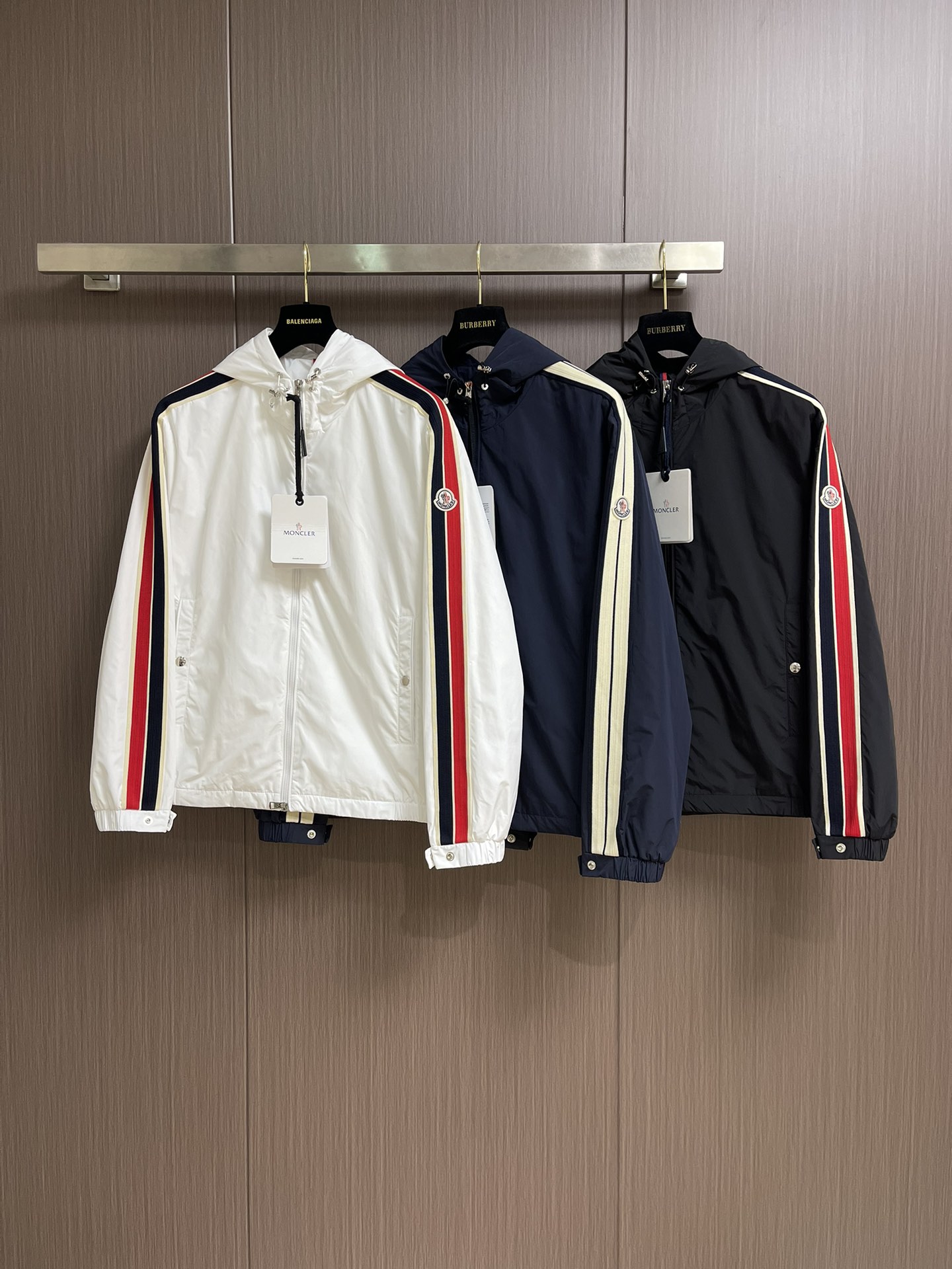 
Moncler 2025SS早秋侧边拼色织带设计连帽夹克外套，织物布面光洁细腻，呈现出细密的肌理和微光