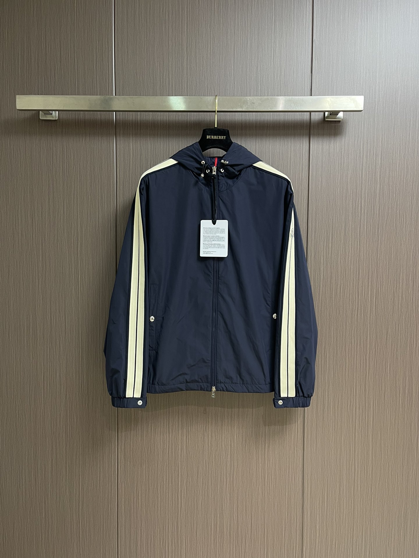 NO:518361,Moncler 2025SS early autumn color-blocked webbing design hooded jacket jacket, the fabric surface is smooth and delicate, presenting a fine texture and shimmer feeling, soft, moderate, smooth and drooping, and it is not pill-resistant. The fabric is firm and solid, wrinkle-resistant, and has excellent moisture absorption and breathability. The inner layer of nylon is soft, glutinous and warm and comfortable. The colored striped webbing design on the side of the sleeves, and classic logo letters. While double the fashion sense, its recognition and luxury are unquestionable!  The neat and capable tailoring and soft fabrics are combined with hardness and softness to create a natural sense of high-end, and still retain the sexy style under the ease!  The simple and capable design is elegant and elegant, and the neat tailoring techniques make the upper body fit and fit, with a tall and tough outline, which is definitely the best choice for those who taste it!  Size 48-56, Jackets & coats, Jackets & coats, Hats, Alexander wang19860909Moncler 2025SS早秋侧边拼色织带设计连帽夹克外套,织物布面光洁细腻,呈现出细密的肌理和微光感,柔软适中顺滑有垂感,抗磨不起球,面料牢固结实,抗皱性强,吸湿性与透气性都极为优越,内层尼龙,软糯保暖舒适,衣身袖侧彩色条纹织带设计,经典徽标字母,倍增时尚感的同时,其辨识度与奢华感更是毋庸置疑的！利落干练的剪裁搭配柔软细腻的面料,刚柔并济迸发出自然的高级感,在潇洒之下依然保留性感风格！简单干练的设计,富有气质又不失儒雅,加上利落的剪裁手法,使得上身后的版型合体服帖,轮廓挺拔硬朗,绝对是品味人士的不二之选！尺码48-56,,jackets & coats,jackets & coats,hats,alexander wang,Men's clothing