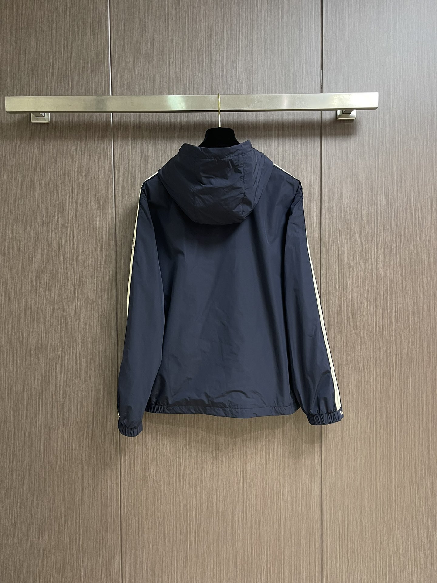 
Moncler 2025SS早秋侧边拼色织带设计连帽夹克外套，织物布面光洁细腻，呈现出细密的肌理和微光