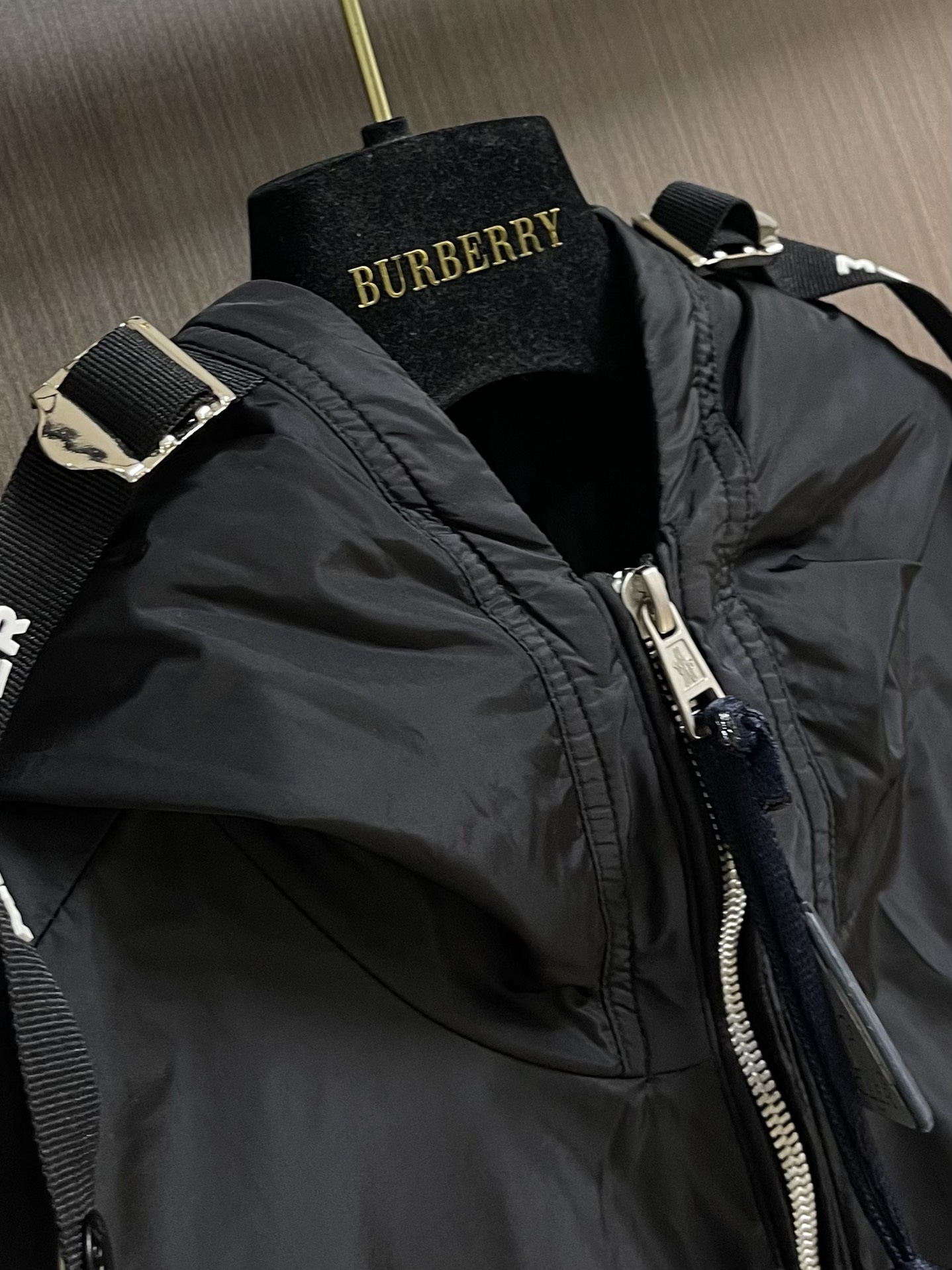 
Moncler 2025SS早秋新款连帽夹克外套，产品选用100％聚酯纤维制成的细密柔软面料，其质地细