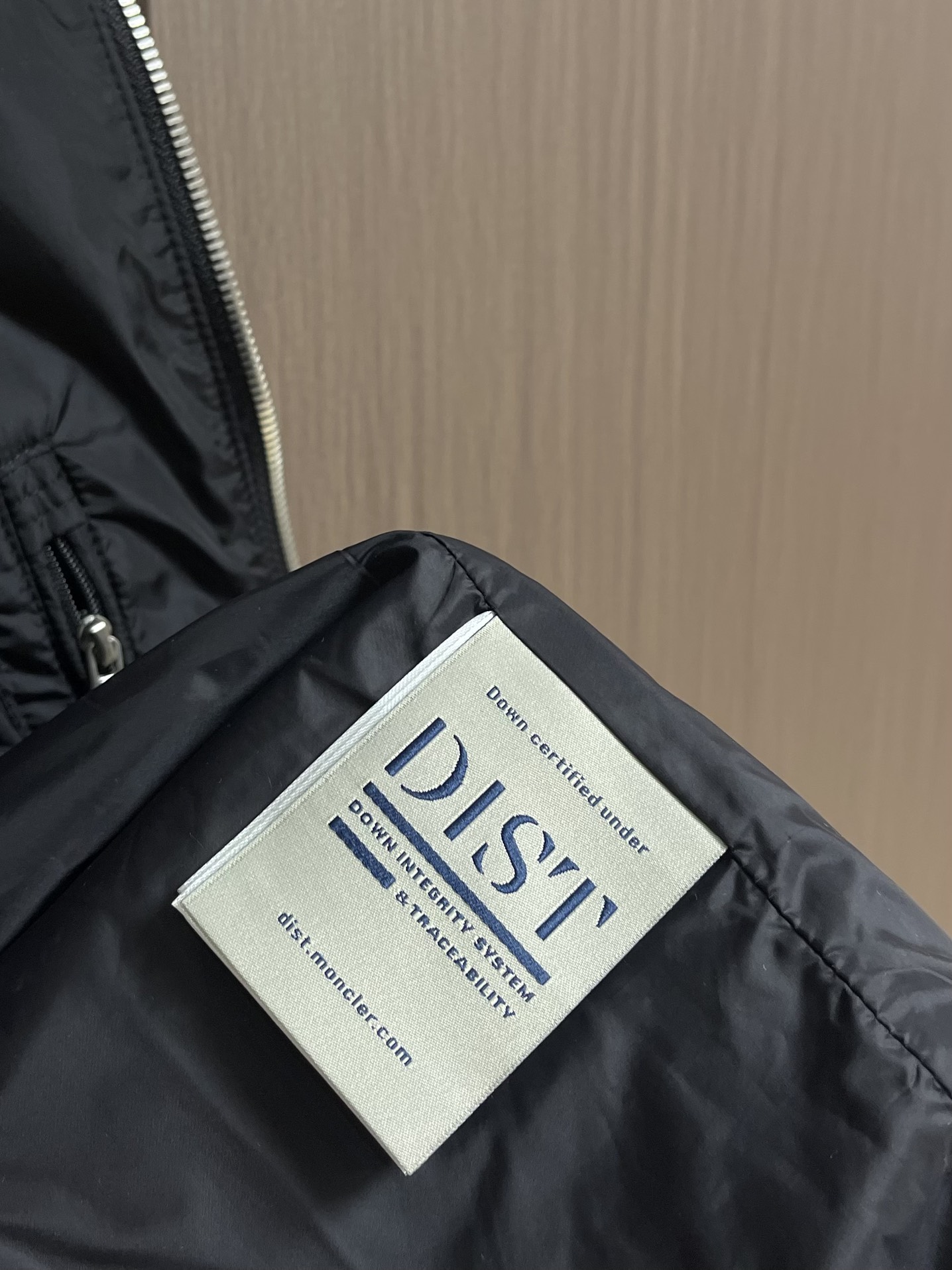 
Moncler 2025SS早秋新款连帽夹克外套，产品选用100％聚酯纤维制成的细密柔软面料，其质地细