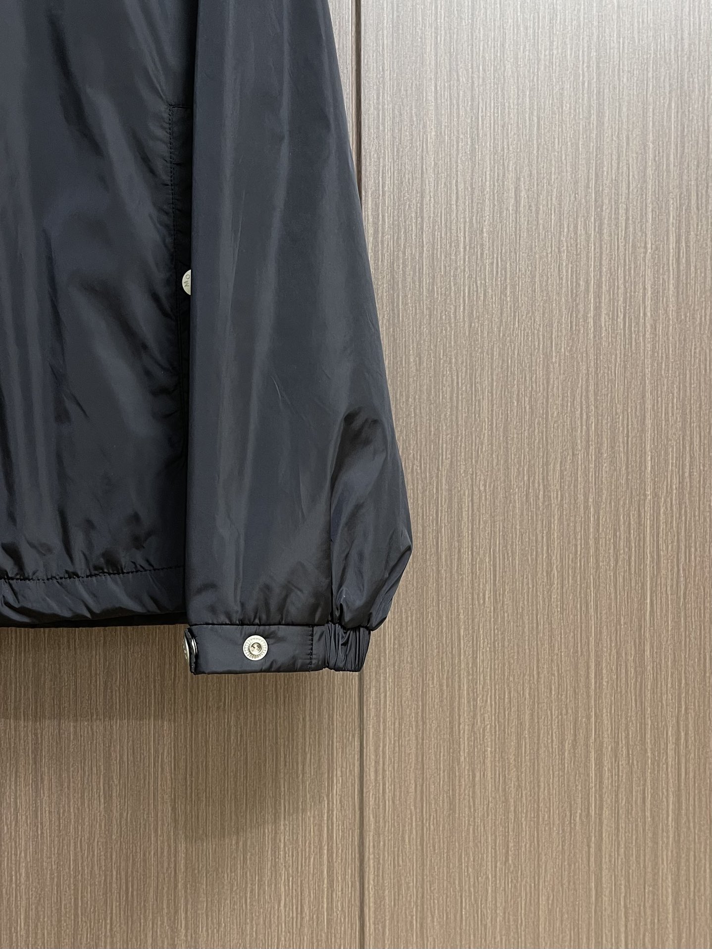 
Moncler 2025SS早秋新款连帽夹克外套，产品选用100％聚酯纤维制成的细密柔软面料，其质地细