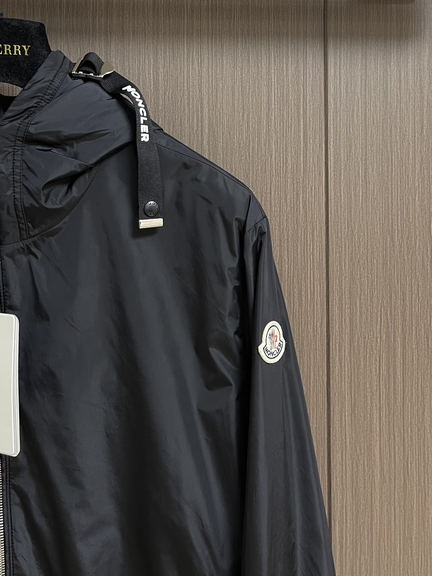
Moncler 2025SS早秋新款连帽夹克外套，产品选用100％聚酯纤维制成的细密柔软面料，其质地细