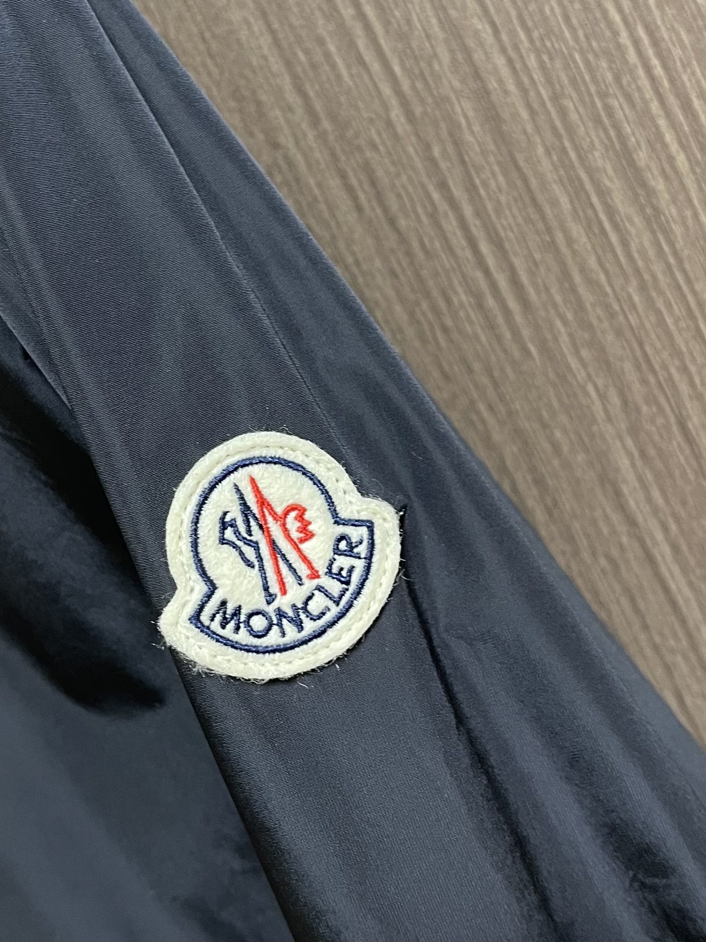 
Moncler 2025SS早秋新款连帽夹克外套，产品选用100％聚酯纤维制成的细密柔软面料，其质地细