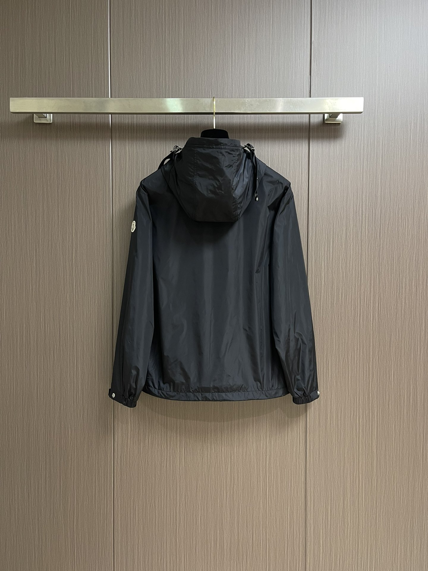 
Moncler 2025SS早秋新款连帽夹克外套，产品选用100％聚酯纤维制成的细密柔软面料，其质地细