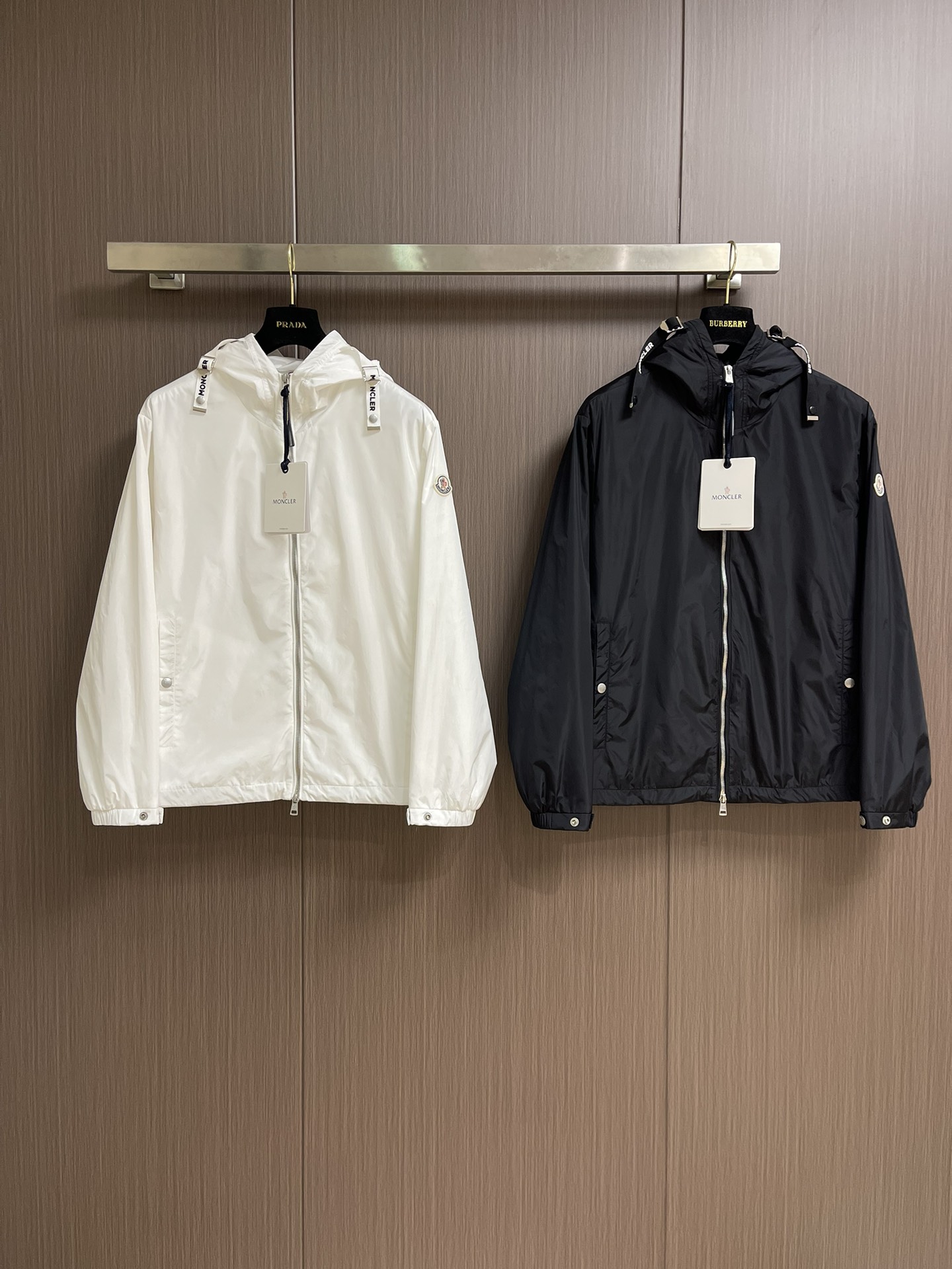 
Moncler 2025SS早秋新款连帽夹克外套，产品选用100％聚酯纤维制成的细密柔软面料，其质地细