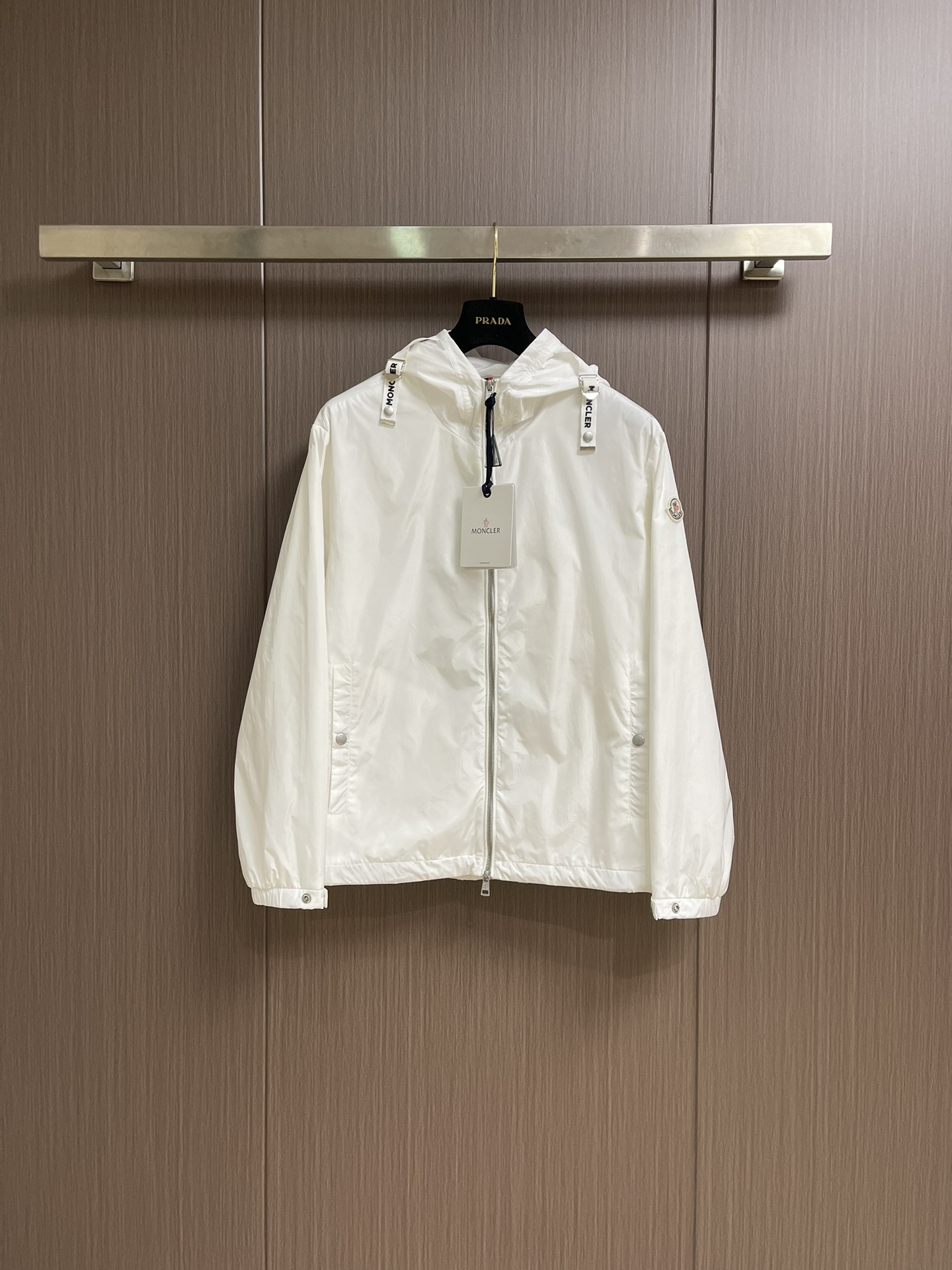 NO:514175,Moncler SS early autumn new hooded jacket jacket, the product is made of polyester fiber, which is delicate in texture, has good warmth and breathability. The fine fabric structure makes it more wear-resistant and washable. The visual draping feeling of ready-to-wear is hard to wrinkle, and can maintain good aesthetics. The product uses precise tailoring to make the ready-to-wear form a close-fitting shoulder and chest. The sleeves and arms are decorated with the brand's iconic logo, making it more recognizable. Flat beef tendon cuffs and paired with cuff snap adjustment straps, which can adjust the position of fitting the wrist or comfort according to needs. Size 48-56,, jackets & coats, jackets & coats, hats, alexander wang19860909Moncler SS早秋新款连帽夹克外套,产品选用聚酯纤维制成的细密柔软面料,其质地细腻,具有良好的保暖效果,同时兼具透气性.细密的面料结构使其更具耐磨性,耐洗性.成衣视觉上面垂坠感好不易褶皱,能保持良好的美观性.产品通过精准的剪裁,使成衣形成贴身的肩部与胸部.袖臂饰有品牌标志性LOGO,使其更具辨识度.扁牛筋收袖口,搭配袖口按扣调节带,可根据需求调整贴合手腕或舒适度的位置.尺码48-56,,jackets & coats,jackets & coats,hats,alexander wang,Men's clothing