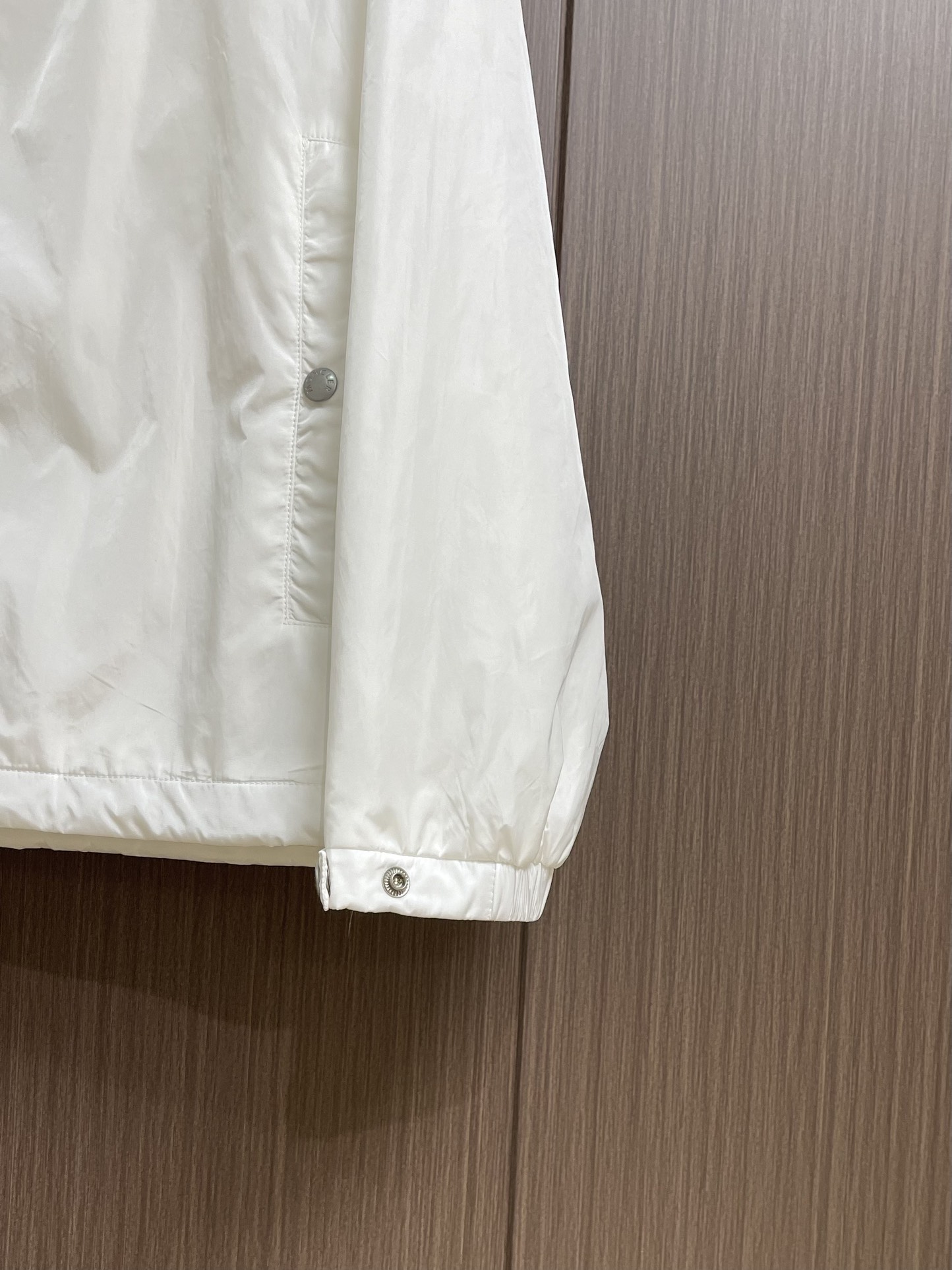 
Moncler 2025SS早秋新款连帽夹克外套，产品选用100％聚酯纤维制成的细密柔软面料，其质地细