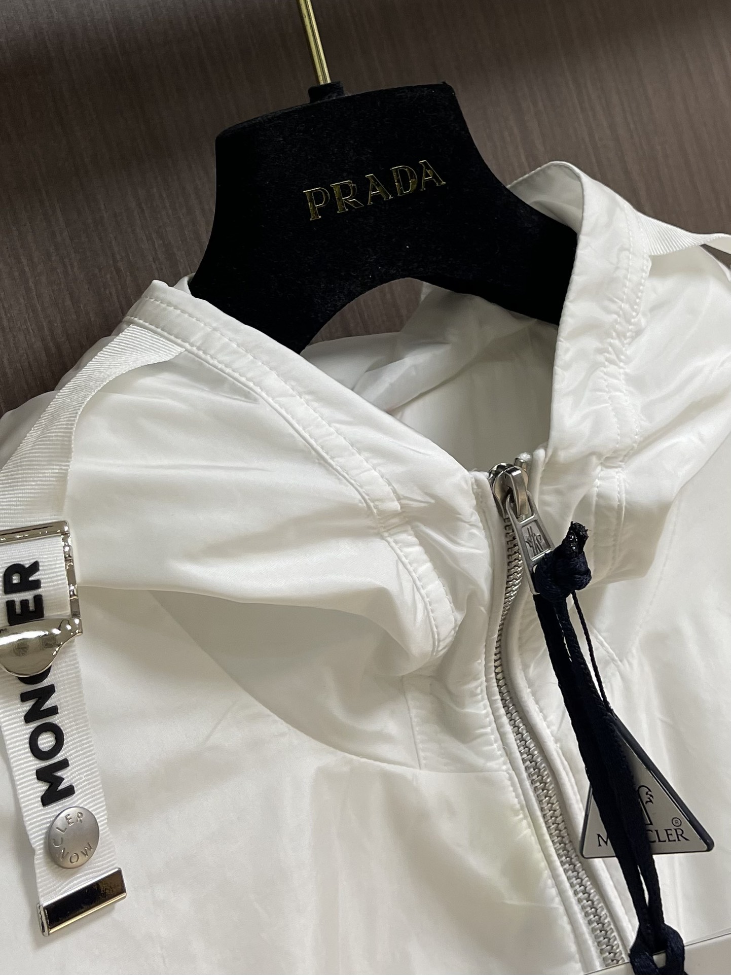 
Moncler 2025SS早秋新款连帽夹克外套，产品选用100％聚酯纤维制成的细密柔软面料，其质地细