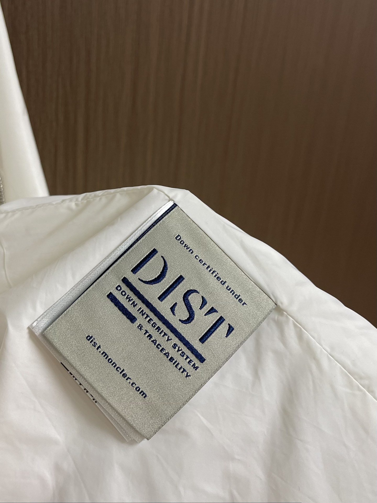 
Moncler 2025SS早秋新款连帽夹克外套，产品选用100％聚酯纤维制成的细密柔软面料，其质地细