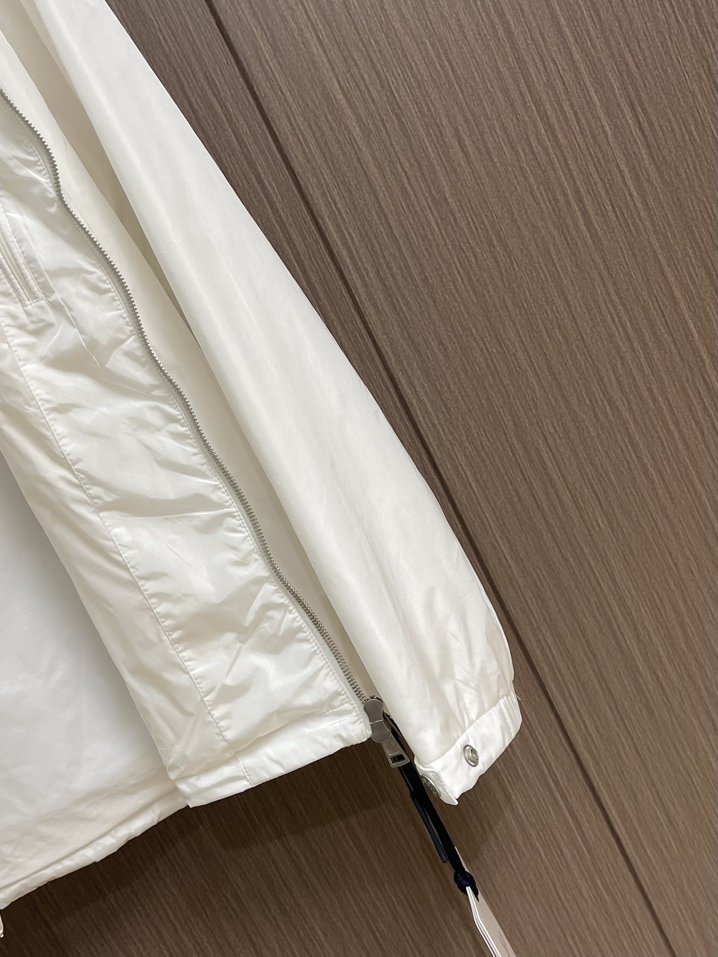 
Moncler 2025SS早秋新款连帽夹克外套，产品选用100％聚酯纤维制成的细密柔软面料，其质地细