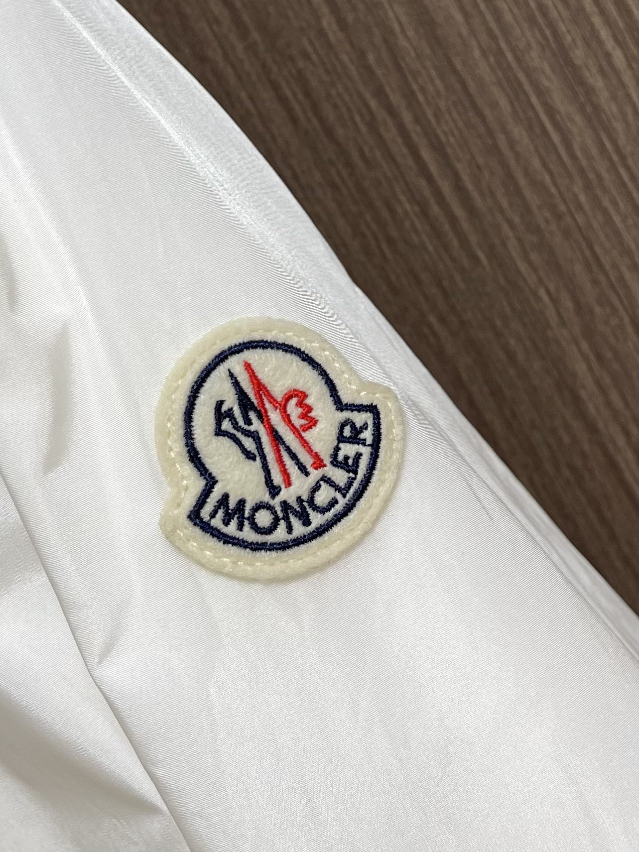
Moncler 2025SS早秋新款连帽夹克外套，产品选用100％聚酯纤维制成的细密柔软面料，其质地细