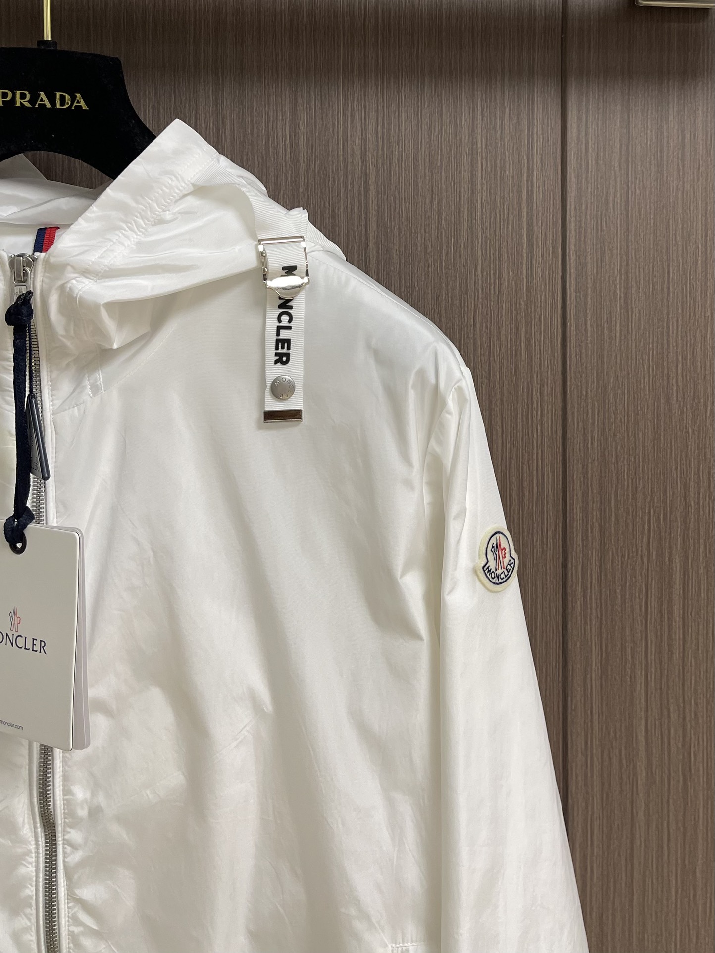 
Moncler 2025SS早秋新款连帽夹克外套，产品选用100％聚酯纤维制成的细密柔软面料，其质地细