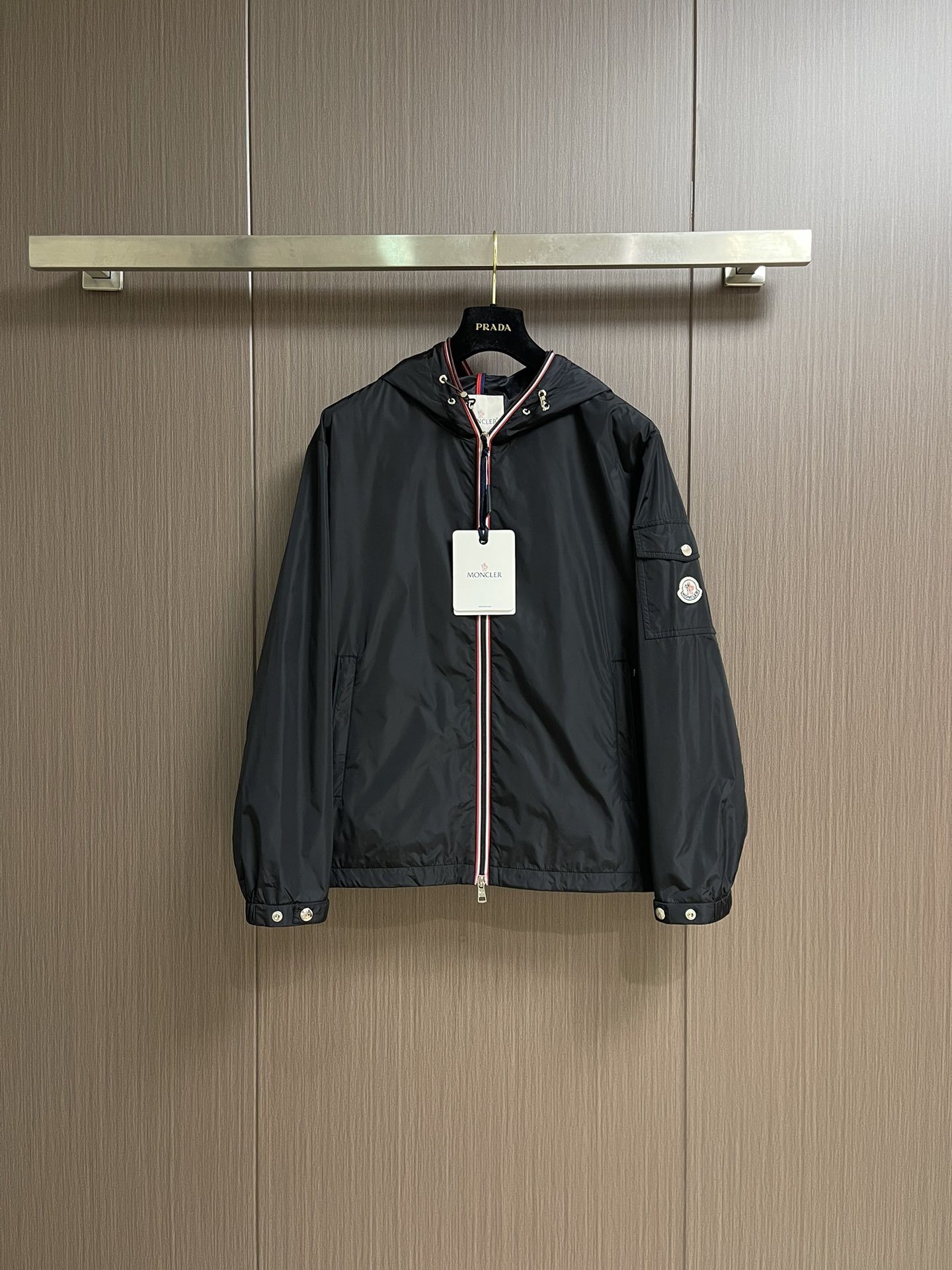 NO:514177,Moncler Ss Early Autumn New Hooded Jacket Jacket, Sleeve Pocket Embroidered Logo Jacket, It is comfortable and comfortable to wear, lazy and casual, combined with clean and simple colors, it is particularly pleasing to look at. Suitable for daily wear ~ Size 48-56, Jackets & Coats, Jackets & Coats, Hats, Alexander Wang19860909Moncler ss早秋新款连帽夹克外套,袖臂口袋仔章刺绣logo外套,穿上就是舒适自在又显瘦的存在,慵懒而随性,结合干净简单的色系就特别耐看,适合日常穿着～尺码48-56,,jackets & coats,jackets & coats,hats,alexander wang,Men's clothing