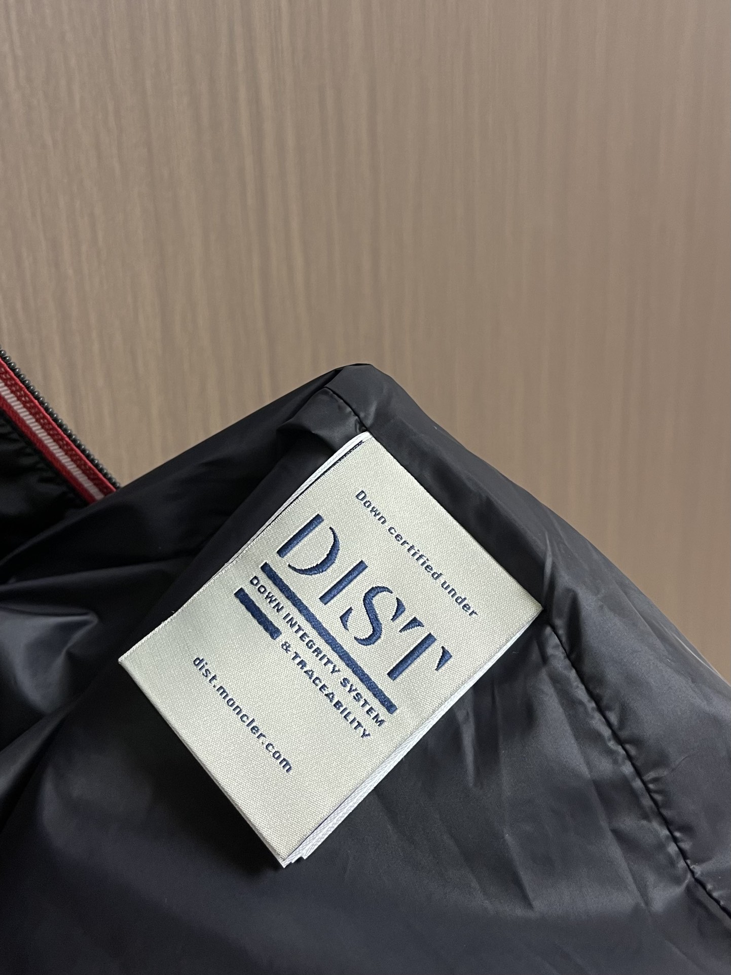 
Moncler 2025ss早秋新款连帽夹克外套，袖臂口袋仔章刺绣logo外套，穿上就是舒适自在又显瘦