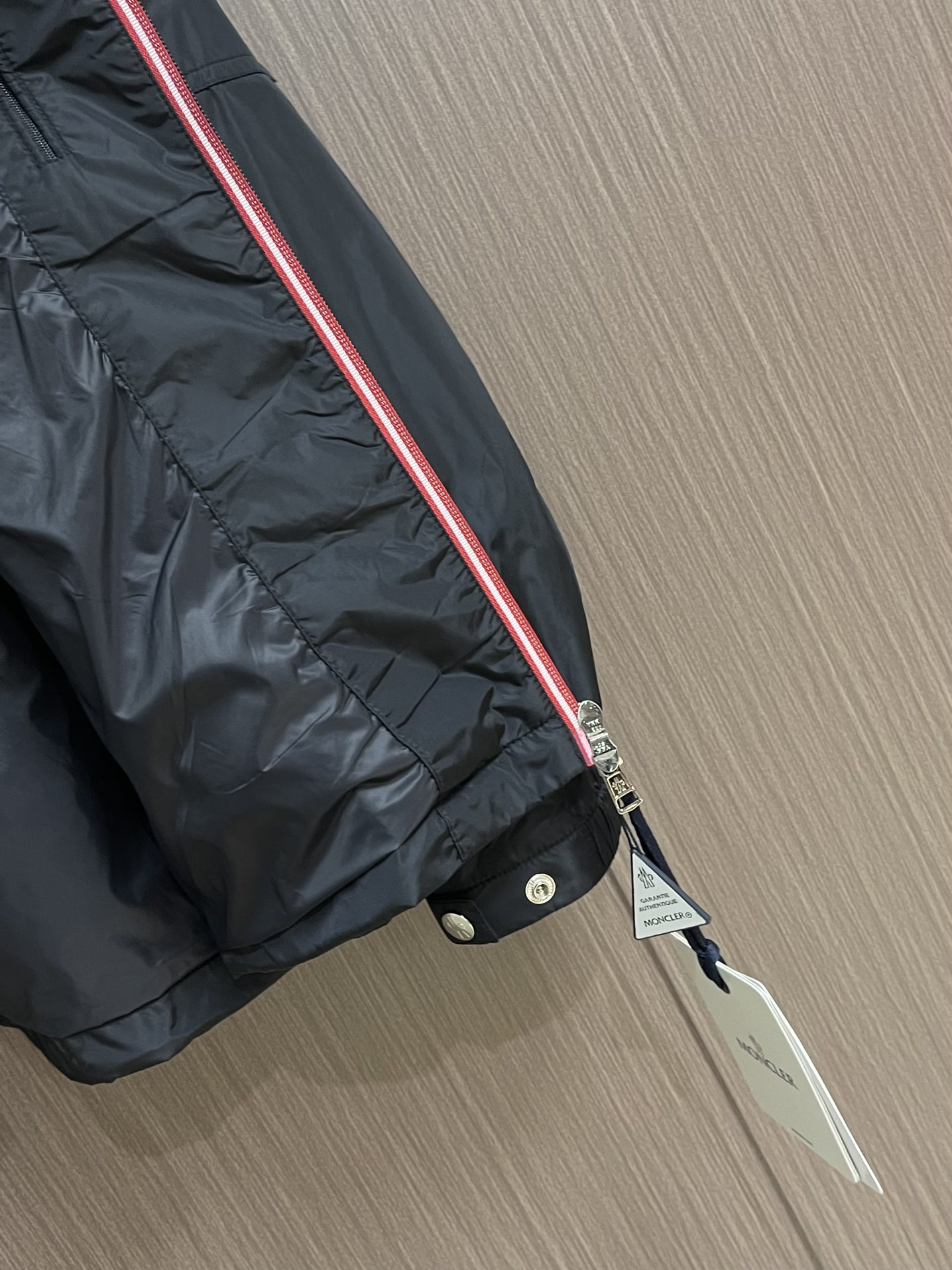 
Moncler 2025ss早秋新款连帽夹克外套，袖臂口袋仔章刺绣logo外套，穿上就是舒适自在又显瘦