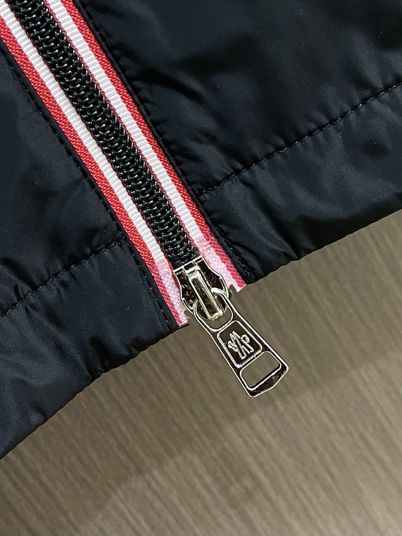 
Moncler 2025ss早秋新款连帽夹克外套，袖臂口袋仔章刺绣logo外套，穿上就是舒适自在又显瘦