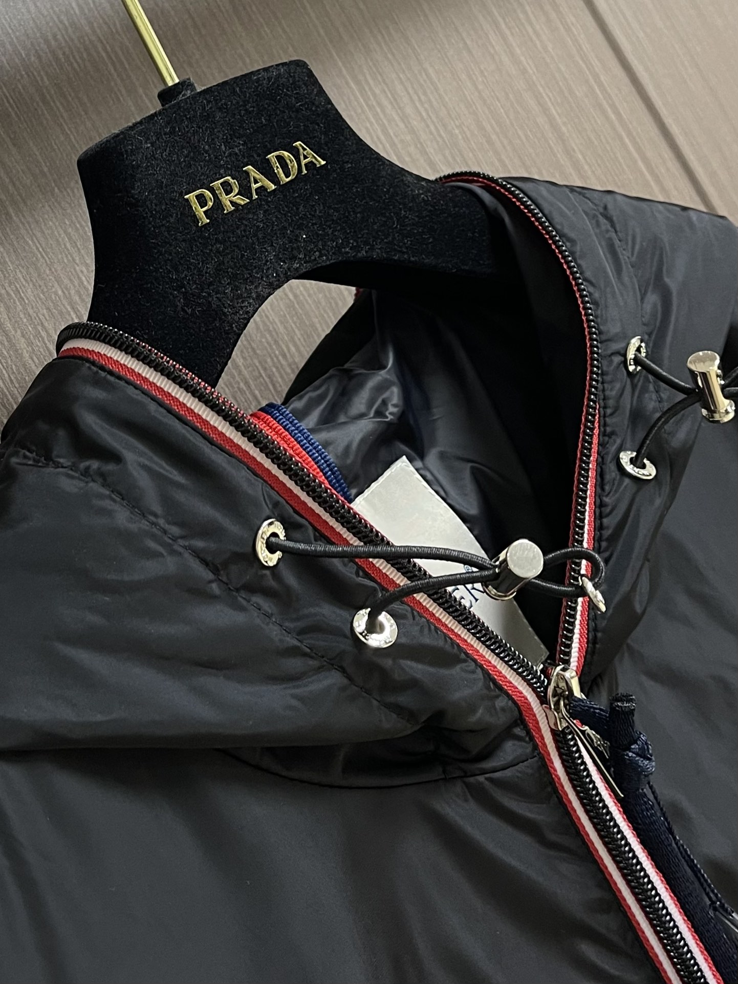 
Moncler 2025ss早秋新款连帽夹克外套，袖臂口袋仔章刺绣logo外套，穿上就是舒适自在又显瘦