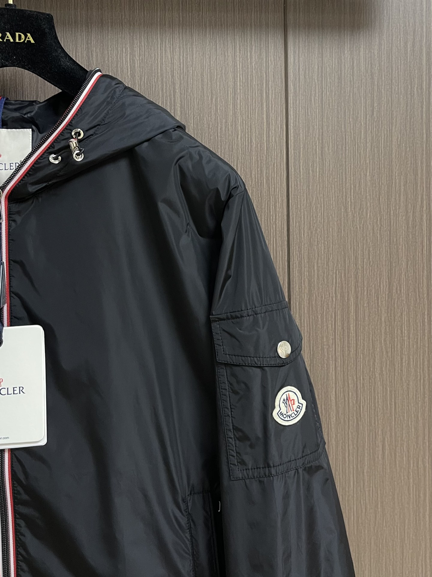 
Moncler 2025ss早秋新款连帽夹克外套，袖臂口袋仔章刺绣logo外套，穿上就是舒适自在又显瘦