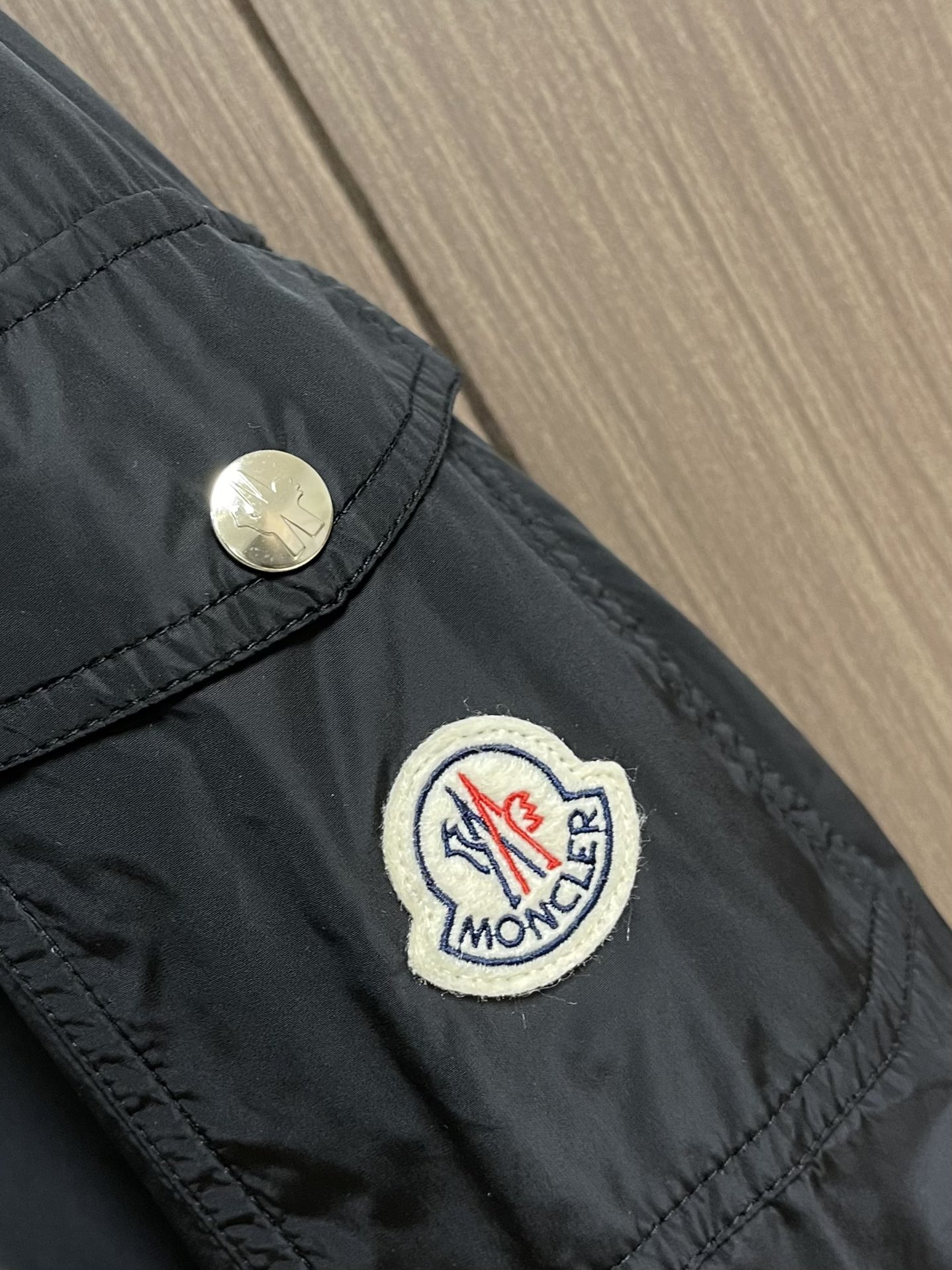 
Moncler 2025ss早秋新款连帽夹克外套，袖臂口袋仔章刺绣logo外套，穿上就是舒适自在又显瘦
