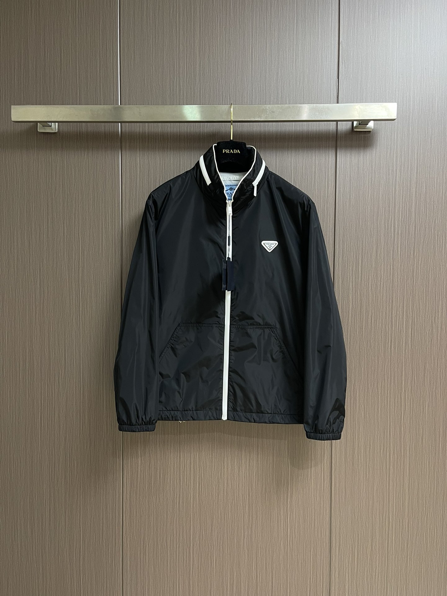 NO:514179,The PRADA Triangle Mark Recycled Nylon Jacket is made of iconic fabric. It is a recycled nylon fabric body made of plastic materials in the ocean. The chest is decorated with enamel metal triangle markings. This hidden hood jacket features sporty details. The elastic pull rope as shown in the following zipper laces show a clever combination of practicality and fashion. It can be matched with the bottoms of the same season to create a fashionable look, customized accessories, three times complete, the same style for men and women!  Size 48-56, prada, jackets & coats, jackets & coats, hats, alexander wang19860909PRADA 三角标再生尼龙外套,采用标志性的面料,是一种通过回收海洋中的塑料材料制成的再生尼龙织物体,胸前饰以珐琅金属三角标点缀,这款隐藏风帽夹克以运动风细节为特色,如下摆的弹力拉绳与方便实用的拉链衣襟,展现出实用与时尚的巧妙结合,可与同季下装搭配营造时尚造型,定制辅料,三遍齐全,男女同款！尺码48-56,,prada,jackets & coats,jackets & coats,hats,alexander wang,Men's clothing