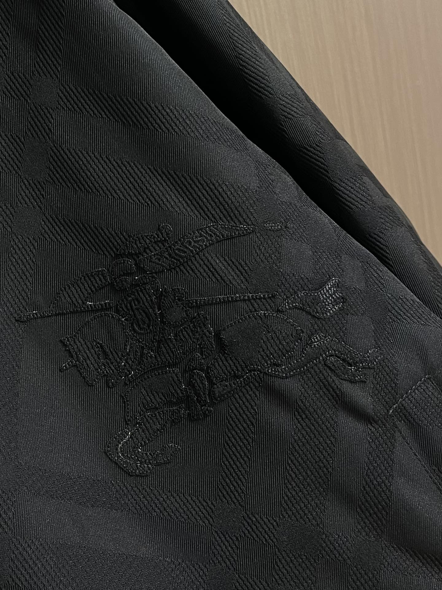 
Burberry 提花斜纹格绣花夹克外套，选用锦纶为基底打造的一款耐用性极强的面料（尼龙）。密度仅1.