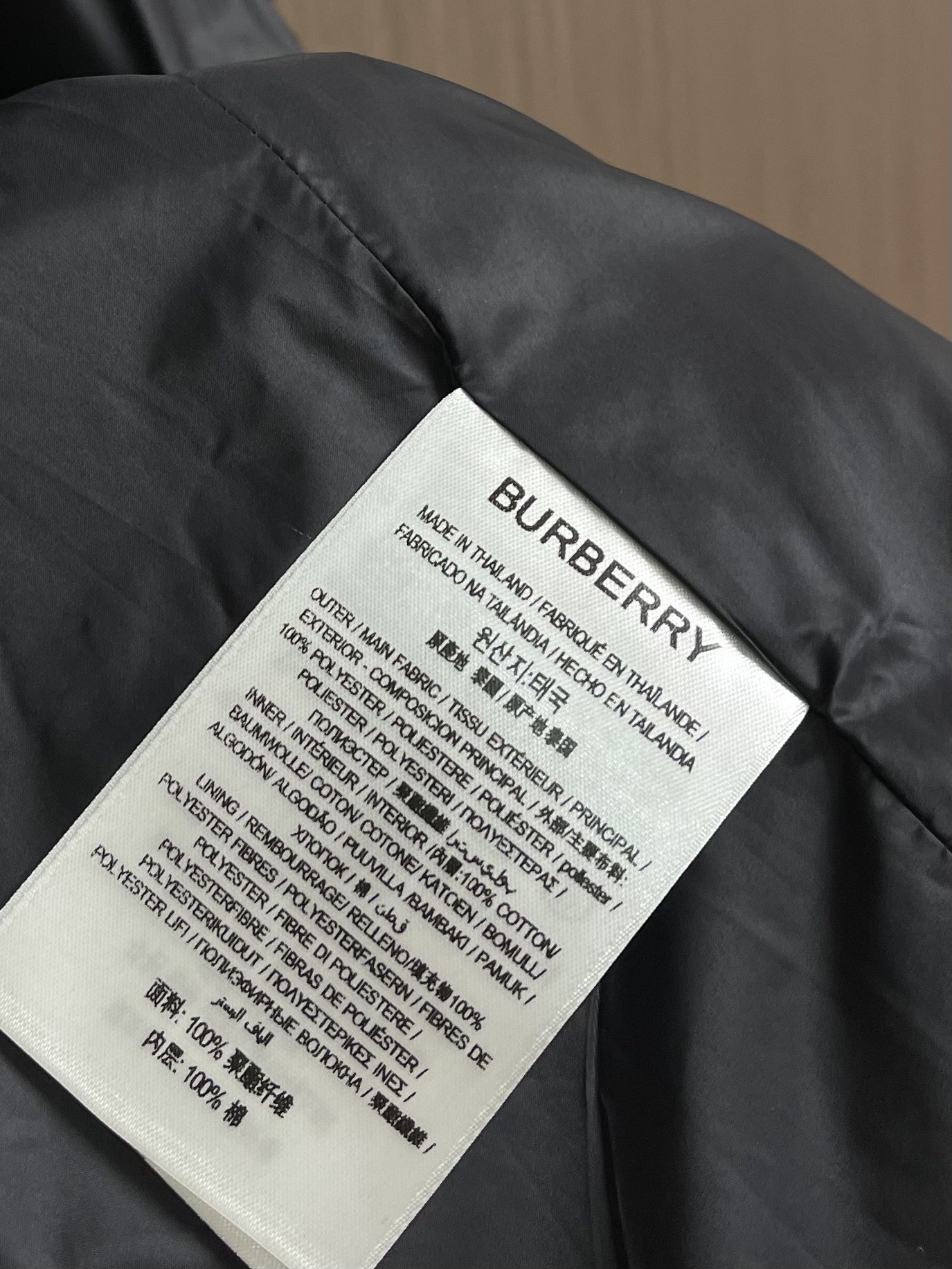 
Burberry 提花斜纹格绣花夹克外套，选用锦纶为基底打造的一款耐用性极强的面料（尼龙）。密度仅1.