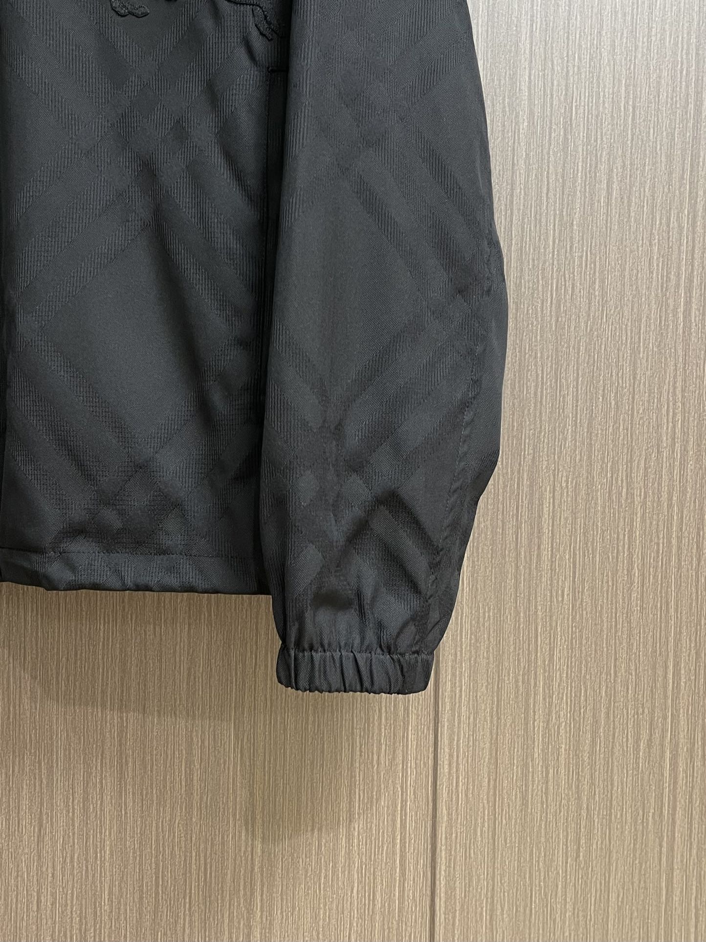 
Burberry 提花斜纹格绣花夹克外套，选用锦纶为基底打造的一款耐用性极强的面料（尼龙）。密度仅1.