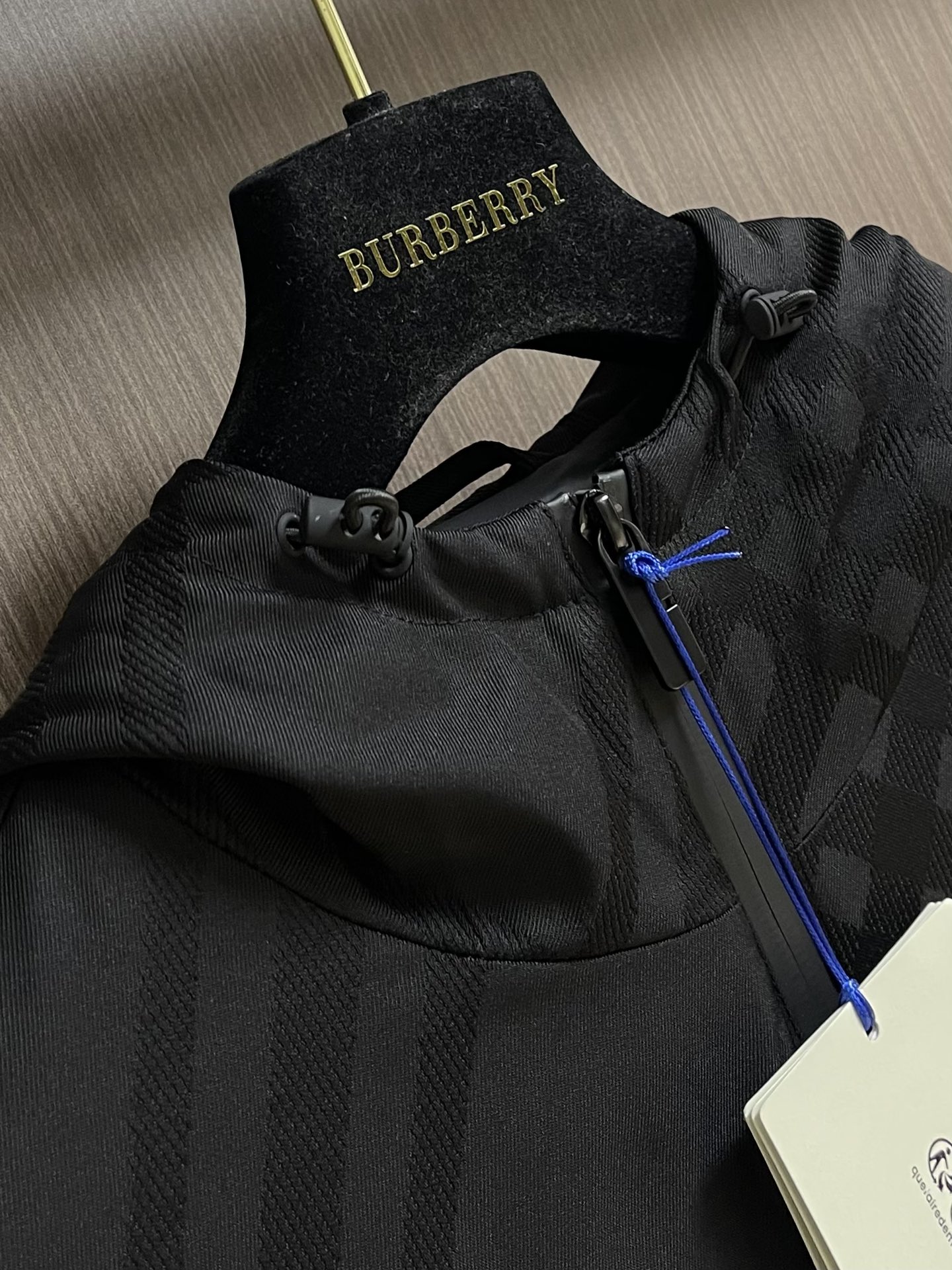 
Burberry 提花斜纹格绣花夹克外套，选用锦纶为基底打造的一款耐用性极强的面料（尼龙）。密度仅1.