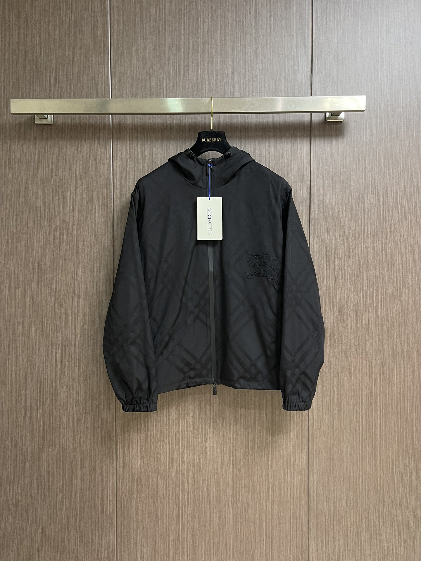 NO:514181,Burberry  Jacquard twill embroidered jacket, a very durable fabric (nylon) made of nylon as the base. The density is only 1.14gCM3, which reduces its weight by 20. At the same time, it has extremely strong wear resistance and is difficult to bleed after repeated friction. After a lot of exercise, its hydrophobic fibers form a capillary effect, guiding sweat to evaporate quickly. The warp yarn is divided by a sheath lifting device, and the electron jacquard electromagnetic needle is controlled at 0.01 seconds per needle speed to make the weft yarn  Interweave with warp yarn at a specific location to form preset oblique dark patterns. The solid embroidery area and laser area are preset by using the CAD plate making system, and a high-precision war horse embroidery of 8798 needles is formed through the embroidery machine at a needle speed of 1000rpm. Then, laser cutting technology is used to accurately remove the base fabric at the edge of the embroidery, and the laser accuracy of ±0.1mm makes the embroidery body smooth and burrless. Size 48-56, burberry, jackets  & coats,jackets & coats,alexander wang19860909Burberry 提花斜纹格绣花夹克外套,选用锦纶为基底打造的一款耐用性极强的面料（尼龙）.密度仅1.14gCM3,使其同等厚度下重量减轻20.同时耐磨性极强,反复摩擦不易起毛.大量运动之后其疏水纤维形成毛细效应,引导汗液快速蒸发.通过提综装置控制经纱分成,电子提花机电磁针以0.01秒每针速度控制,使纬纱在特定位置与经纱交织,形成预设的斜格暗纹.采用CAD制版系统预设实体绣区域和激光区域,通过绣花机1000rpm针速形成达8798针高精度战马刺绣.再使用激光切割工艺,在绣花边缘区域精准移除底布面料,±0.1mm的激光精度使绣体平滑无毛边.尺码48-56,,burberry,jackets & coats,jackets & coats,alexander wang,Men's clothing