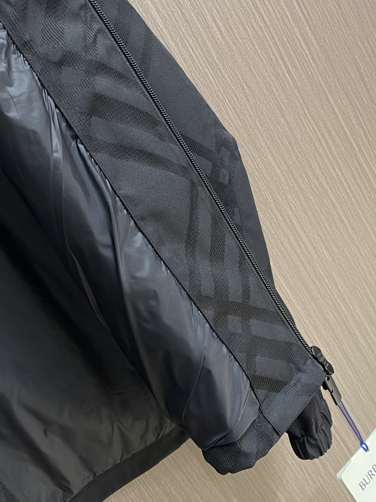 
Burberry 提花斜纹格绣花夹克外套，选用锦纶为基底打造的一款耐用性极强的面料（尼龙）。密度仅1.