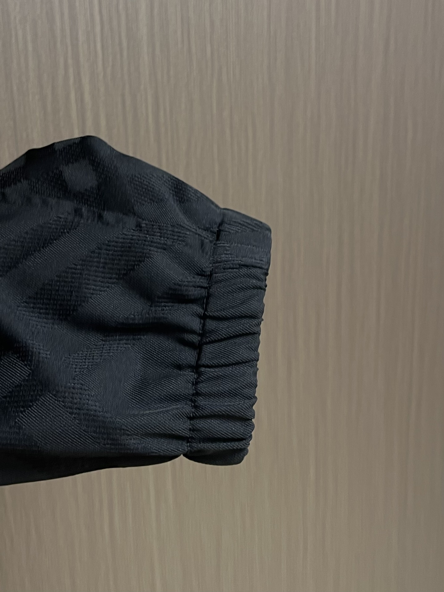 
Burberry 提花斜纹格绣花夹克外套，选用锦纶为基底打造的一款耐用性极强的面料（尼龙）。密度仅1.