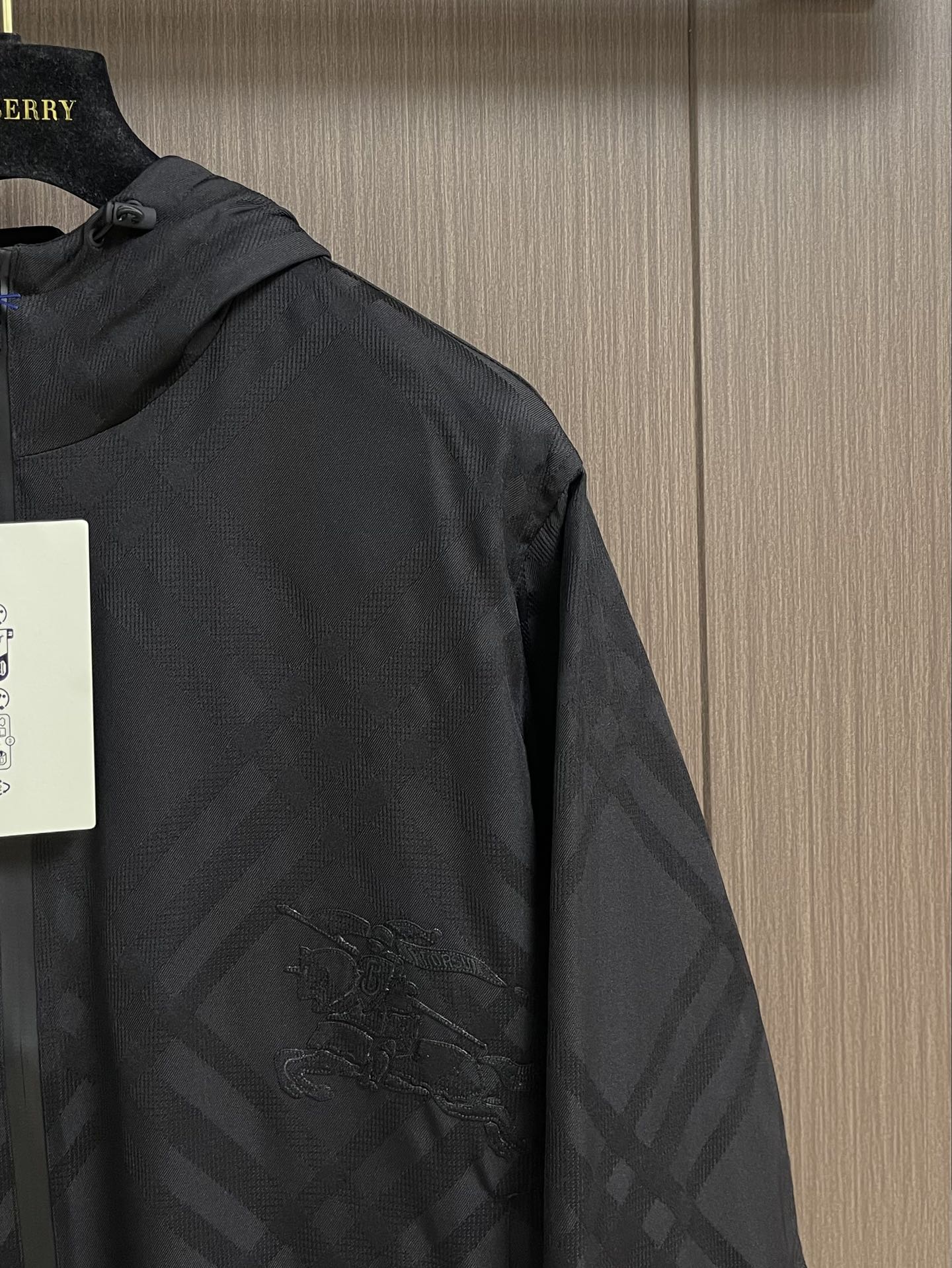 
Burberry 提花斜纹格绣花夹克外套，选用锦纶为基底打造的一款耐用性极强的面料（尼龙）。密度仅1.