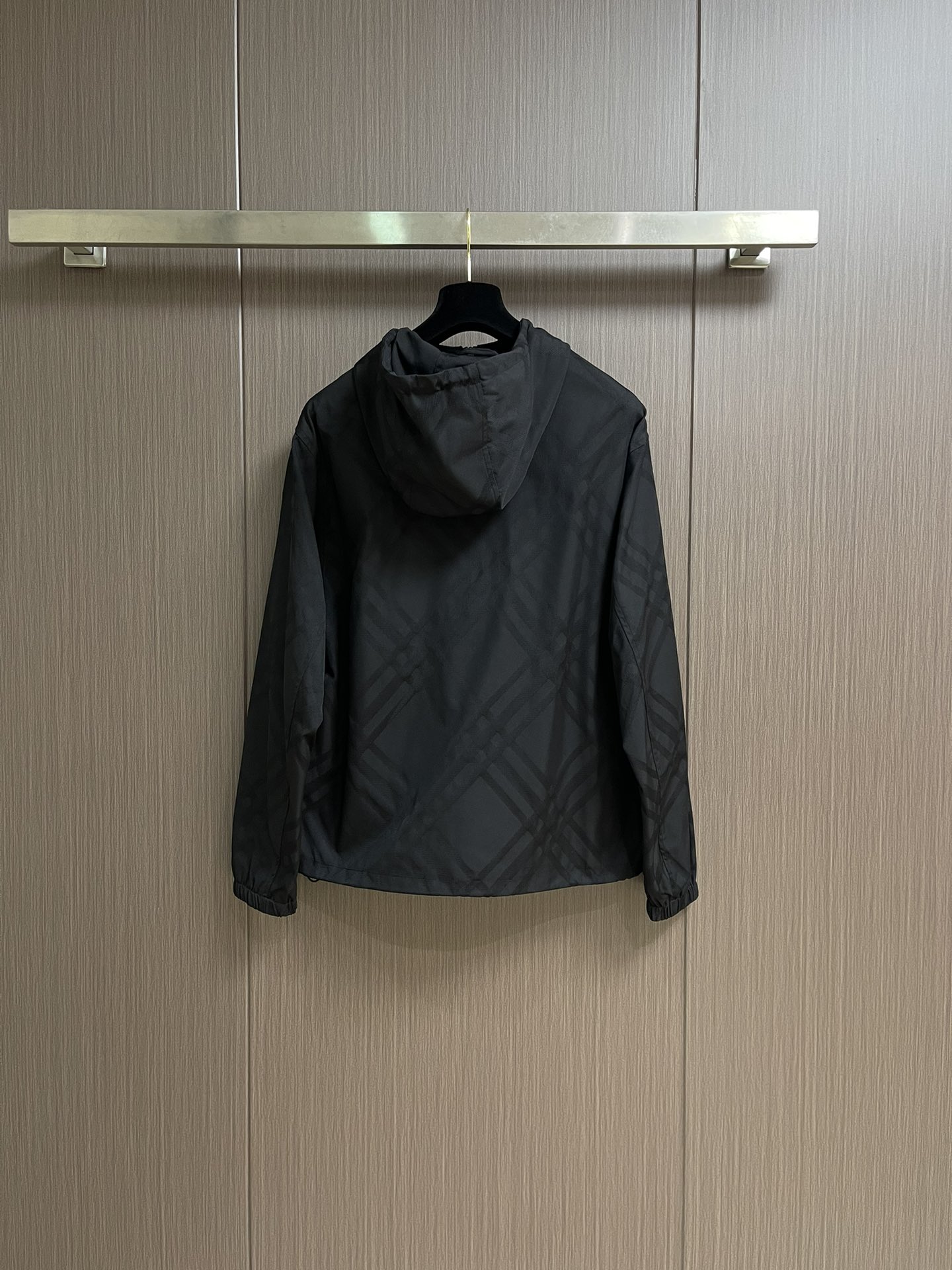 
Burberry 提花斜纹格绣花夹克外套，选用锦纶为基底打造的一款耐用性极强的面料（尼龙）。密度仅1.