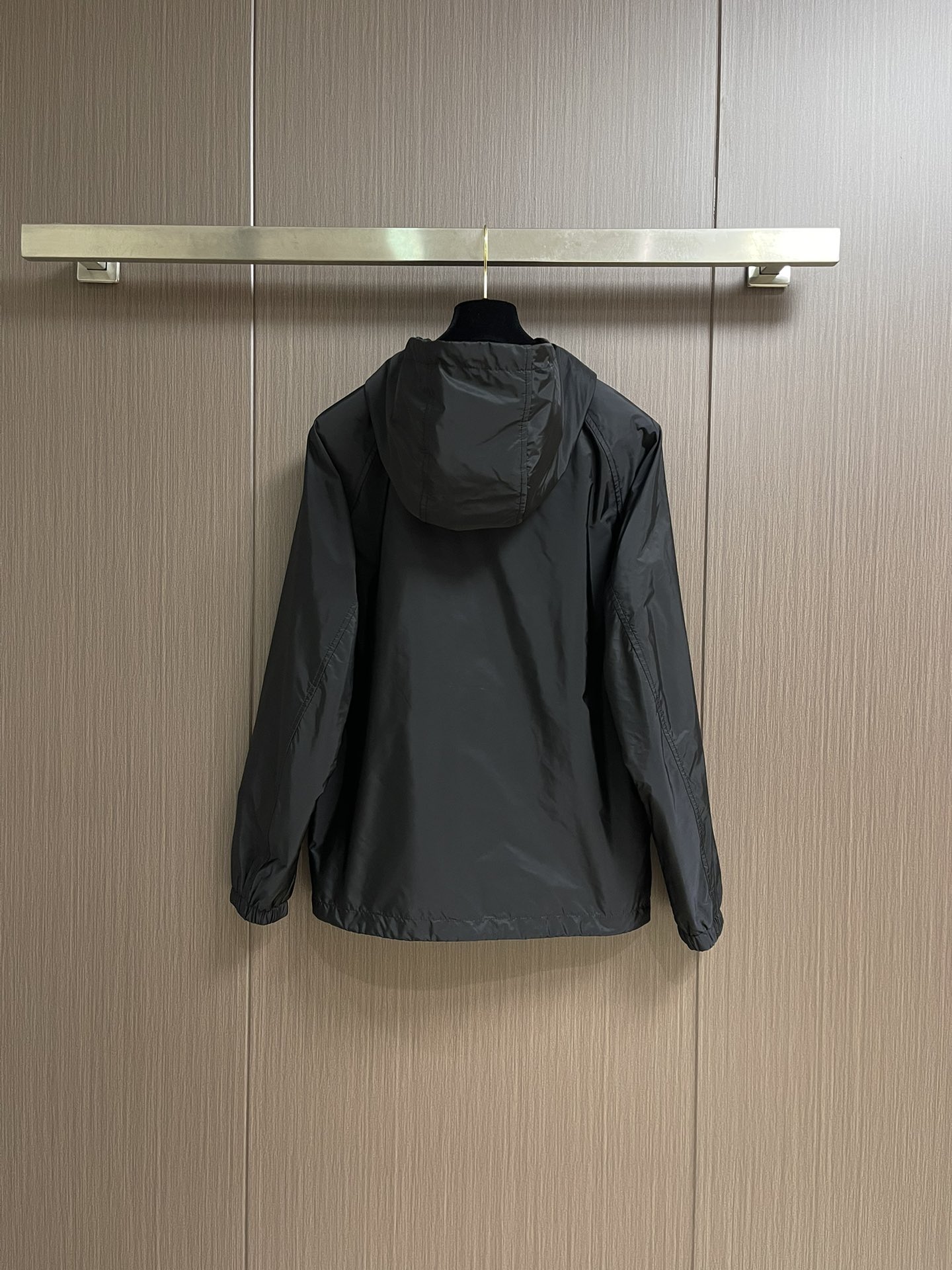 
Burberry 2025Fw新款格纹尼龙连帽防晒外套，融入 Burberry 格纹饰带和B 字型拉链