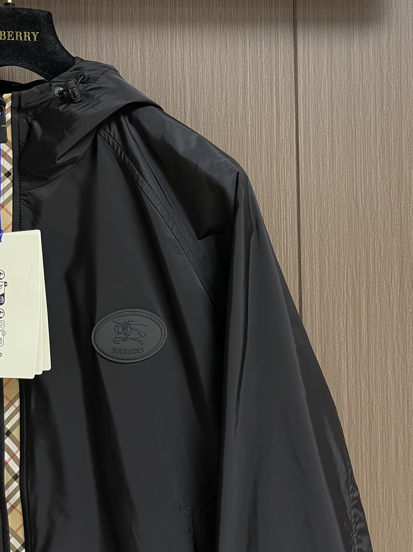 
Burberry 2025Fw新款格纹尼龙连帽防晒外套，融入 Burberry 格纹饰带和B 字型拉链