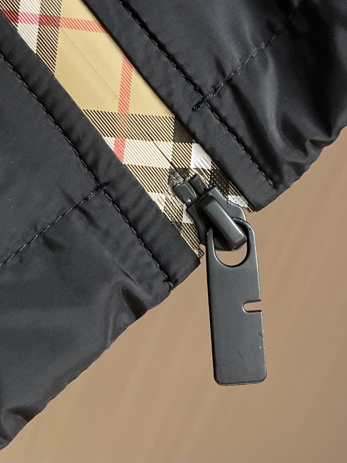 
Burberry 2025Fw新款格纹尼龙连帽防晒外套，融入 Burberry 格纹饰带和B 字型拉链