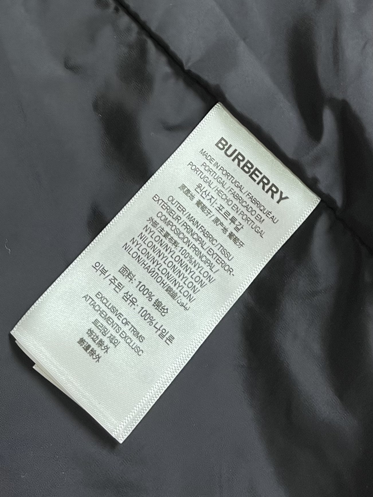 
Burberry 2025Fw新款格纹尼龙连帽防晒外套，融入 Burberry 格纹饰带和B 字型拉链