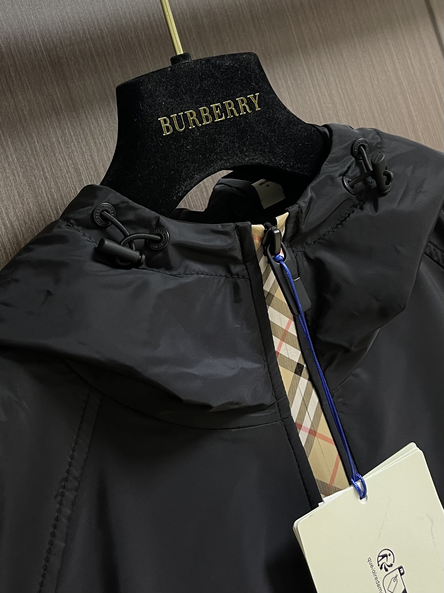 
Burberry 2025Fw新款格纹尼龙连帽防晒外套，融入 Burberry 格纹饰带和B 字型拉链