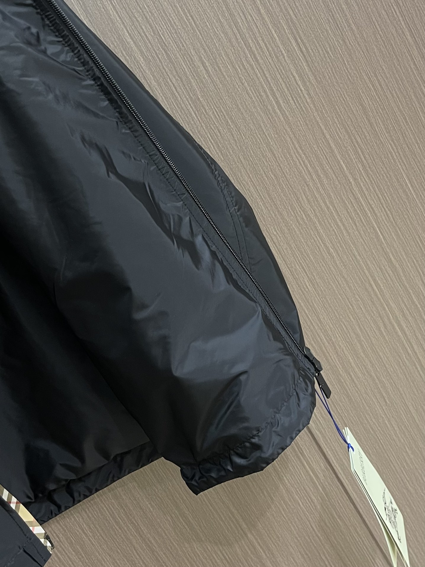 
Burberry 2025Fw新款格纹尼龙连帽防晒外套，融入 Burberry 格纹饰带和B 字型拉链