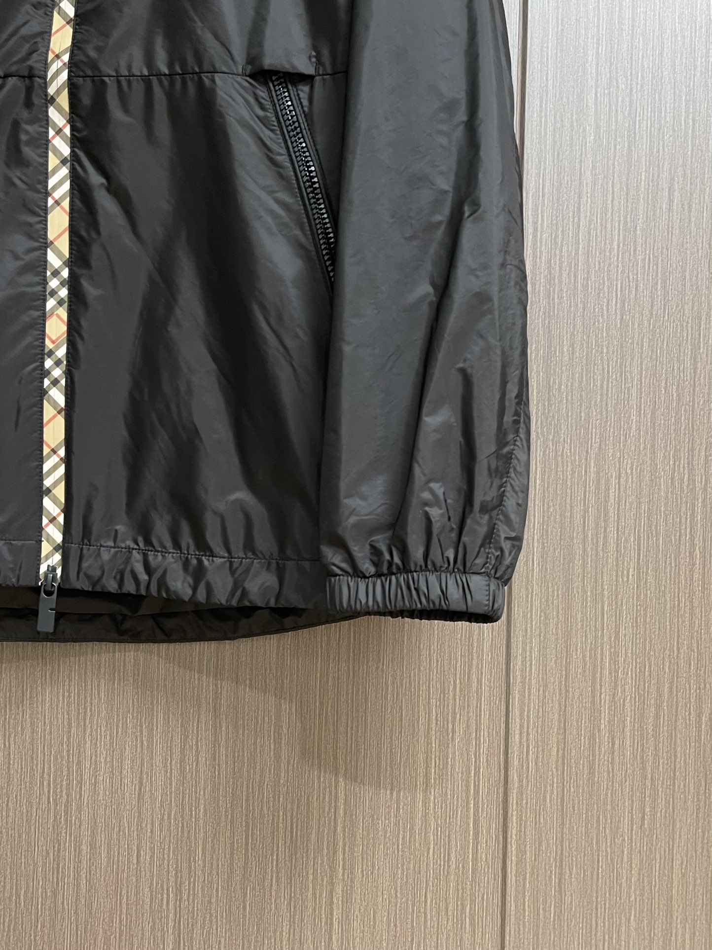 
Burberry 2025Fw新款格纹尼龙立领防晒外套，融入 Burberry 格纹饰带和B 字型拉链