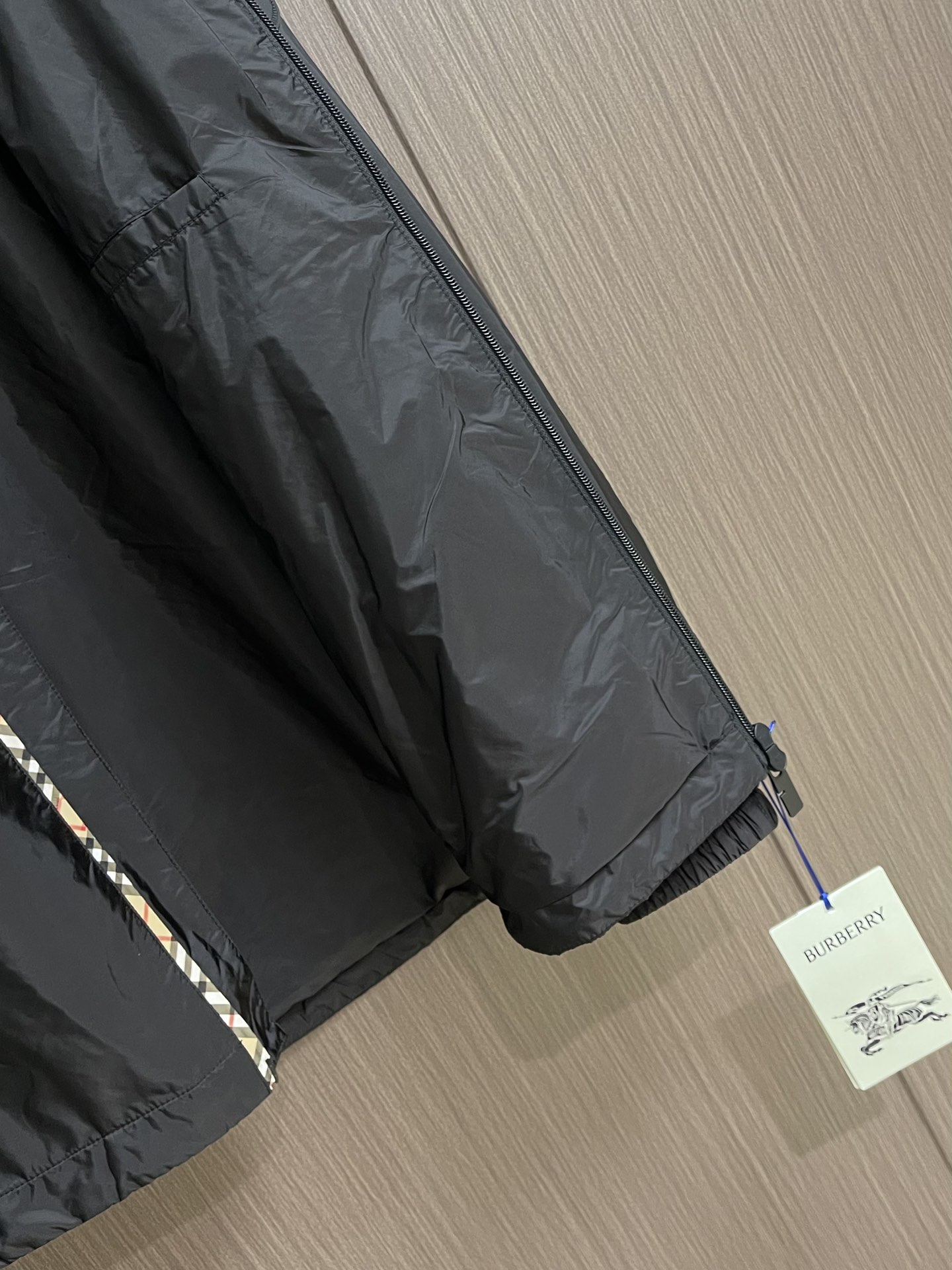 
Burberry 2025Fw新款格纹尼龙立领防晒外套，融入 Burberry 格纹饰带和B 字型拉链