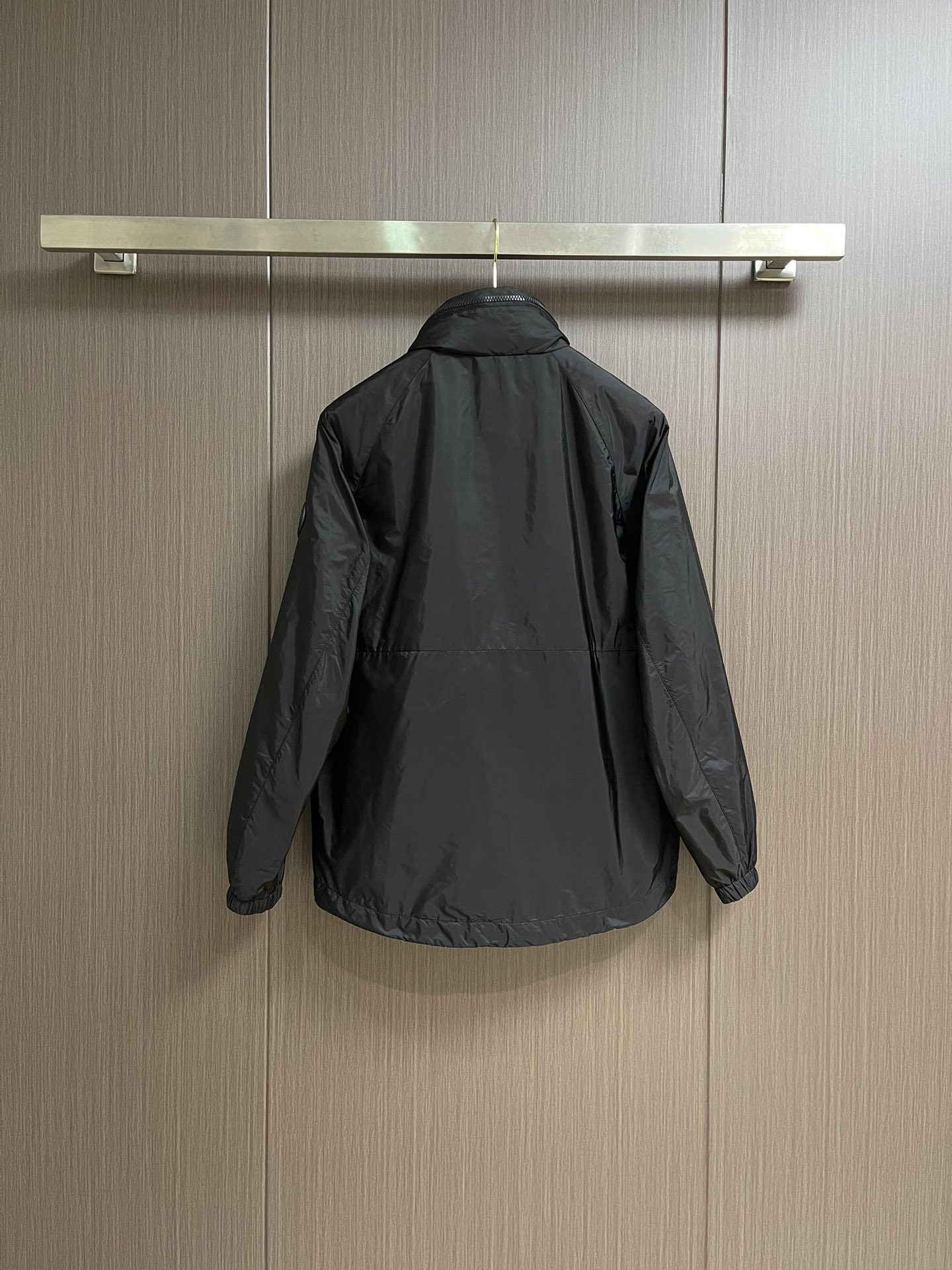 
Burberry 2025Fw新款格纹尼龙立领防晒外套，融入 Burberry 格纹饰带和B 字型拉链